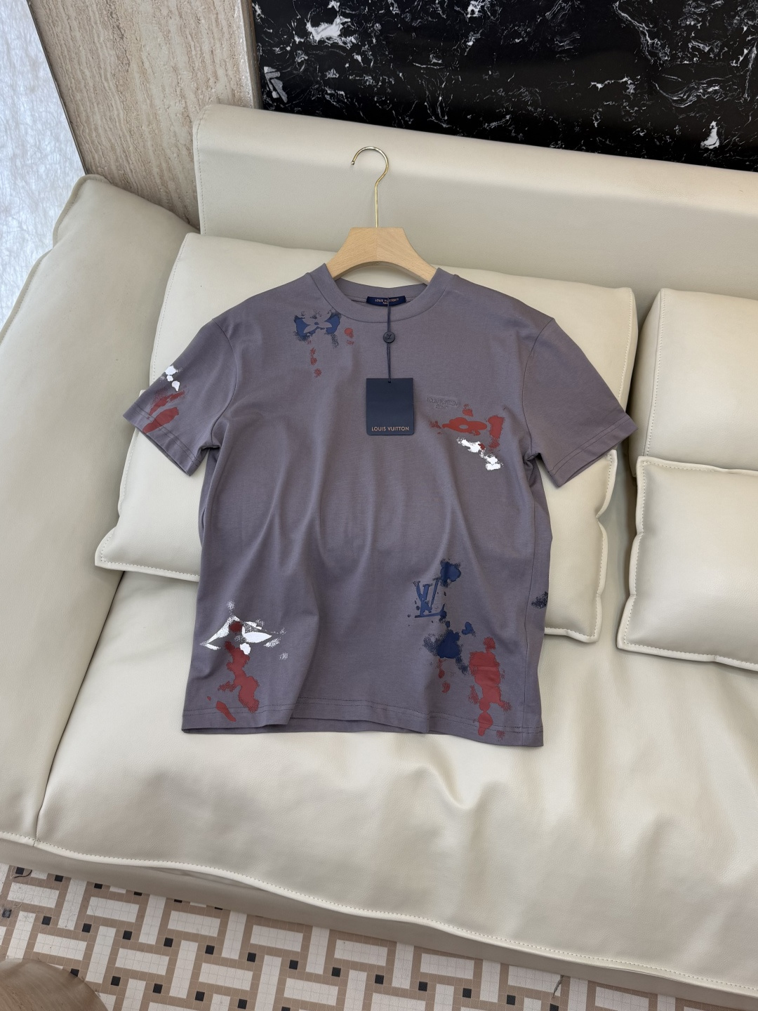 NO:855134,QG0231#New T-shirt L V printed loose short-sleeved T-shirt SML,Louis Vuitton-clothing,louis vuitton,T-shirt,tees,t-shirt,19860909QG0231#新款T恤 L V 印花宽松 短袖T恤 SML,路易威登-服装,louis vuitton,T-shirt,tees，t-shirt,,Women's clothing