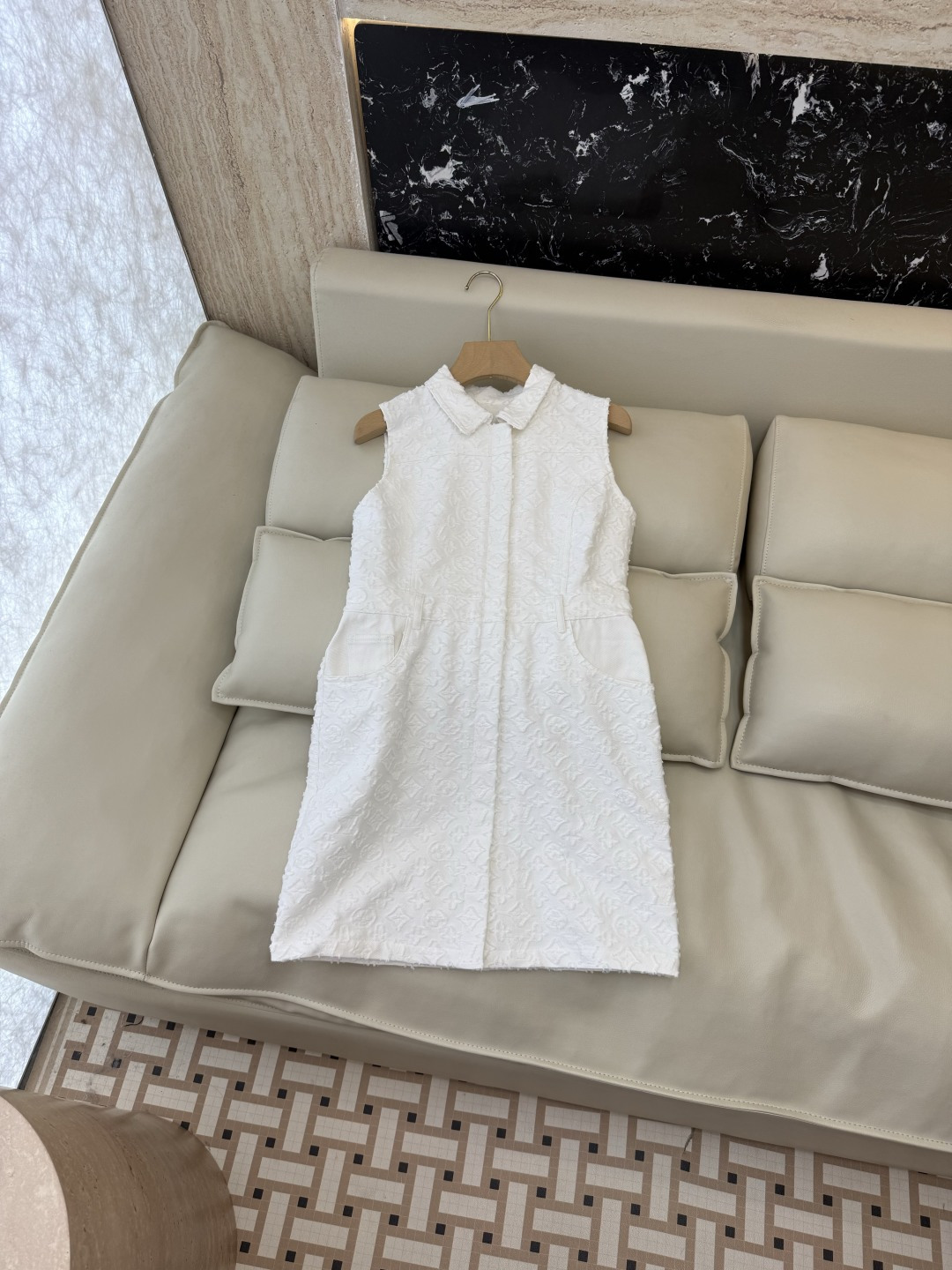 NO:855039,GU083# New dress P LV embossed logo sleeveless dress white 36/38/40,Louis Vuitton-clothing,louis vuitton,louis vuitton,skirts,19860909GU083#新款连衣裙P LV 浮雕logo 无袖连衣裙 白色 36/38/40,路易威登-服装,louis vuitton,louis vuitton,skirts,,Women's clothing