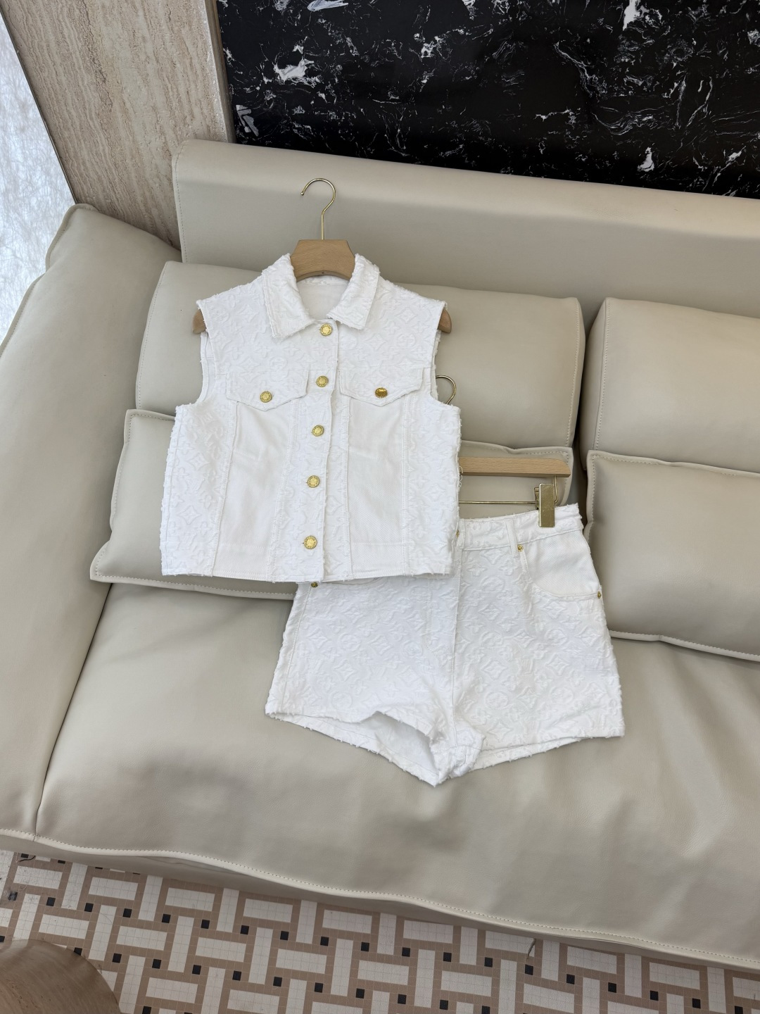 NO:855007,GU+81# new suit P top P shorts PP LV embossed logo vest shorts suit 36/38/40, Louis Vuitton-clothing, louis vuitton, louis vuitton, shorts,19860909GU+81#新款套装 P上衣P短裤PP LV 浮雕logo马甲短裤 套装 36/38/40,路易威登-服装,louis vuitton,louis vuitton,shorts,,Women's clothing