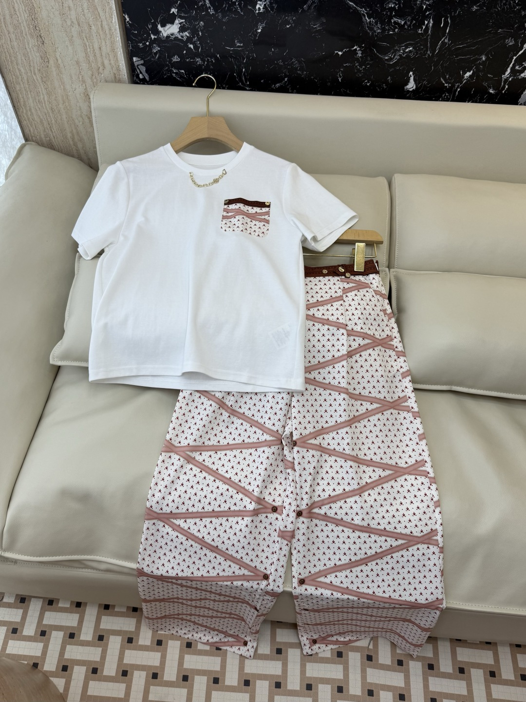 NO:855107,AW089#New Suit P Super easy-to-match suit, short-sleeved T-shirt and trousers suit SML, Louis Vuitton-clothing, Louis Vuitton, T-shirt, tees, t-shirt,19860909AW089#新款套装P 超好搭配的套装 短袖T恤长裤 套装 SML,路易威登-服装,louis vuitton,T-shirt,tees，t-shirt,,Women's clothing