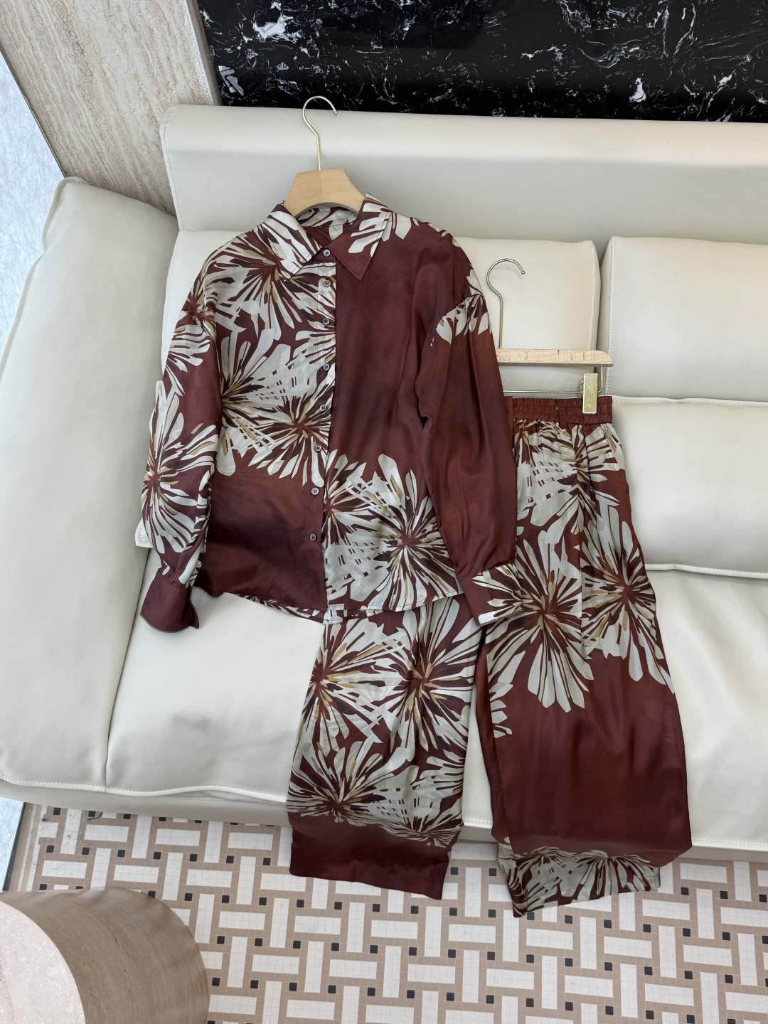 NO:855034,QD801299#New set BC top version silk long-sleeved shirt and trousers printed set two colors 36/38/40/42, women's clothing, shirts, real silk,19860909QD801299#新款套装 BC 顶级版 真丝 长袖衬衫长裤印花套装 两色 36/38/40/42,女装,shirts,real silk,,Women's clothing