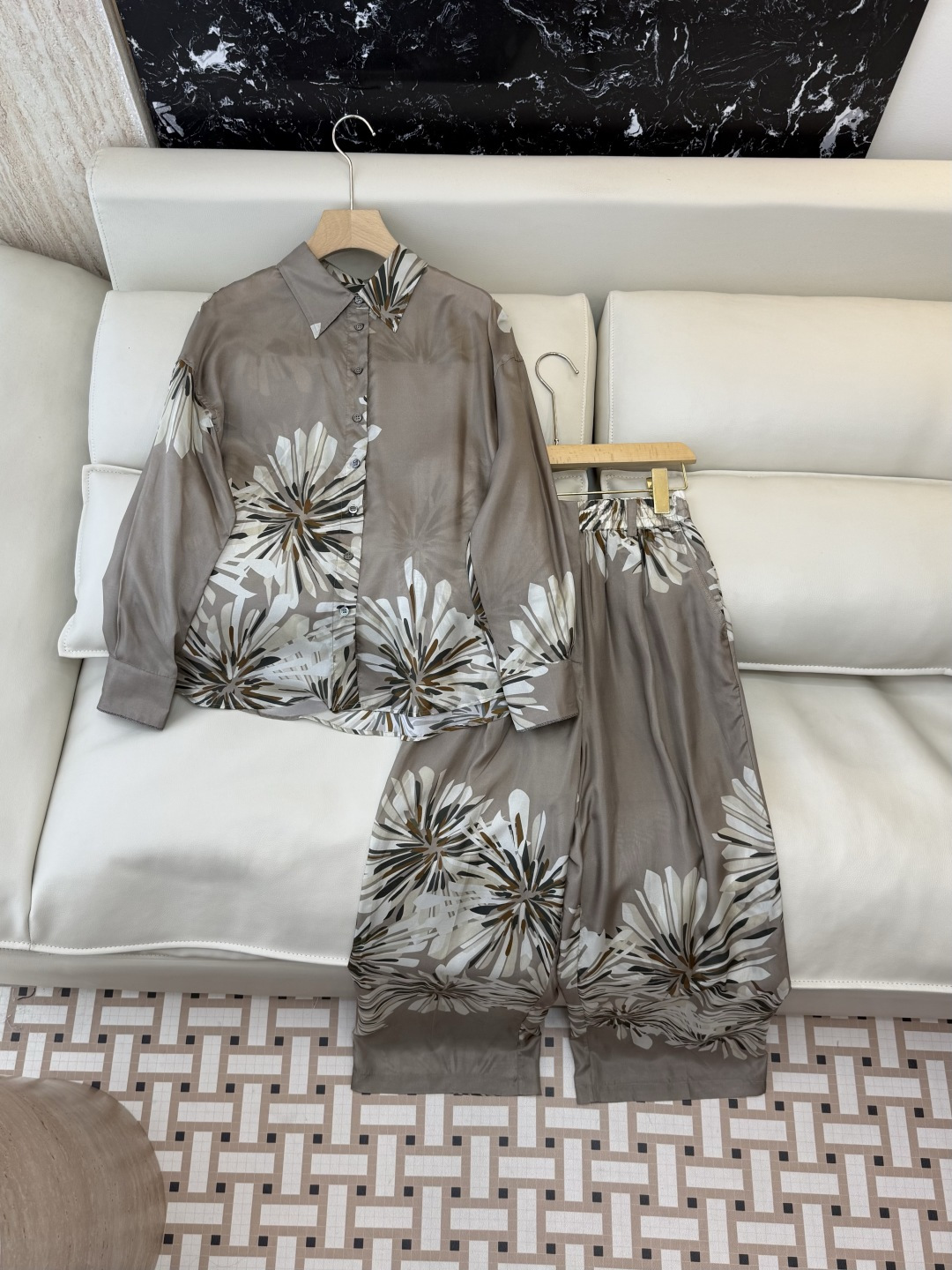 NO:855015,QD801299#New set BC top version silk long-sleeved shirt and trousers printed set two colors 36/38/40/42, women's clothing, shirts, real silk,19860909QD801299#新款套装 BC 顶级版 真丝 长袖衬衫长裤印花套装 两色 36/38/40/42,女装,shirts,real silk,,Women's clothing