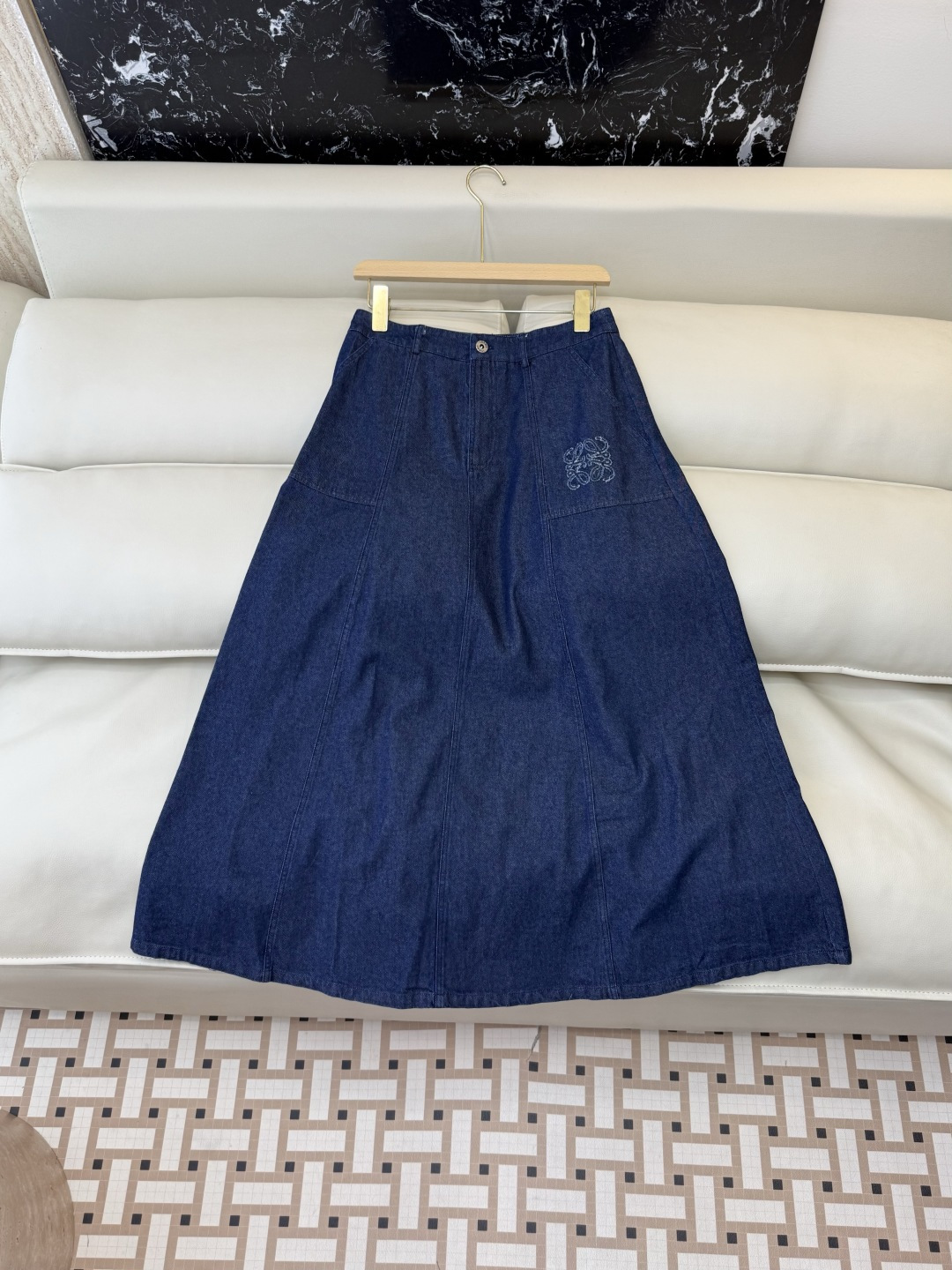 NO:857297,AW095# new skirt P loewe embroidered denim long skirt dark blue light blue SML, Loewe-clothing, loewe, loewe, skirts,19860909AW095#新款半裙P loewe 绣花 牛仔长半裙 深蓝色 浅蓝色 SML,罗意威-服装,loewe,loewe,skirts,,Women's clothing
