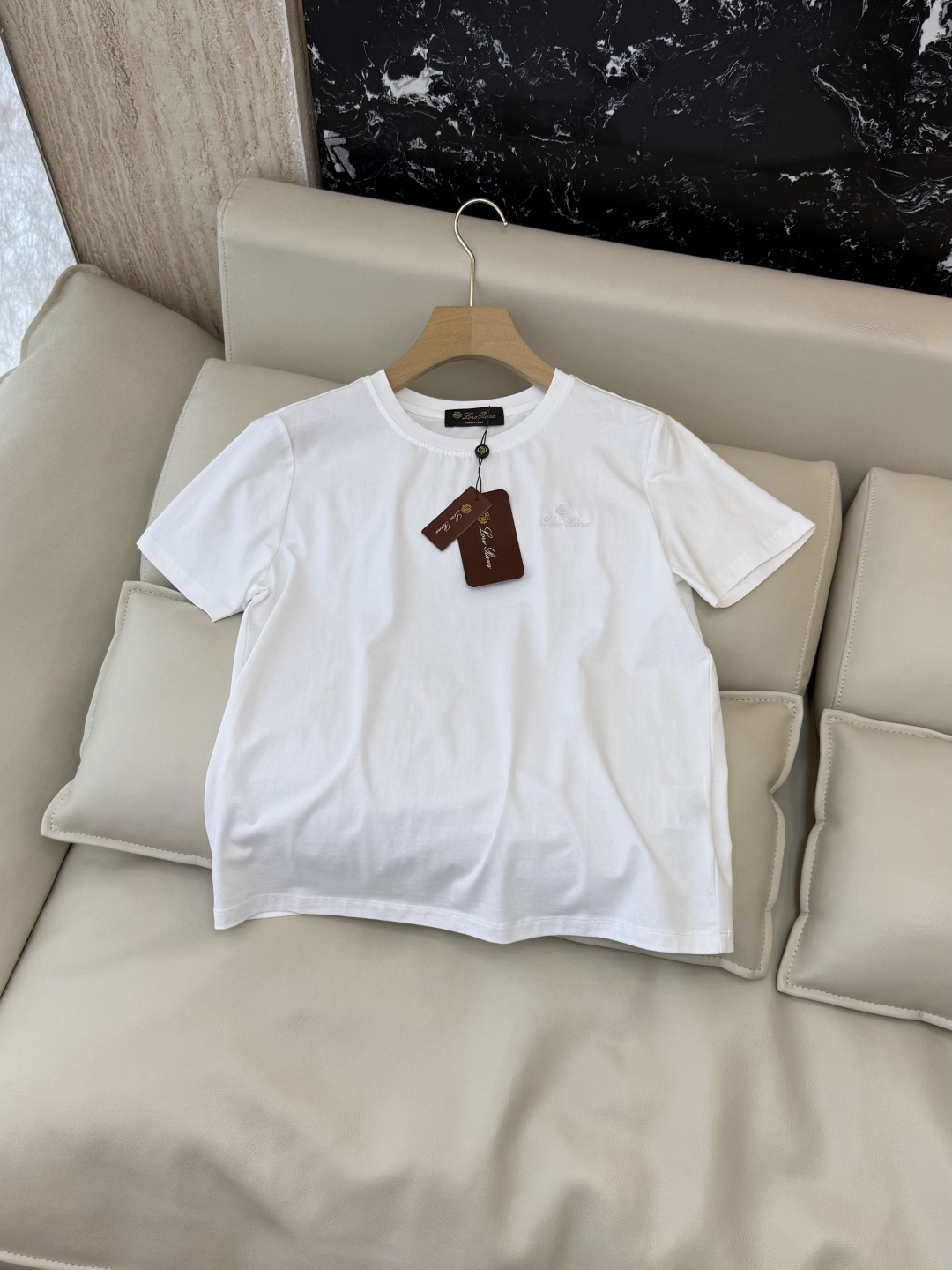 NO:857231,A# new T-shirt LP minimalist embroidered letters round neck short-sleeved T-shirt four colors SML, women's clothing, loro piana, T-shirt, tees, t-shirt,19860909A#新款T恤 LP 极简绣字母 圆领 短袖T恤 四色 SML,女装,loro piana,T-shirt,tees，t-shirt,,Women's clothing