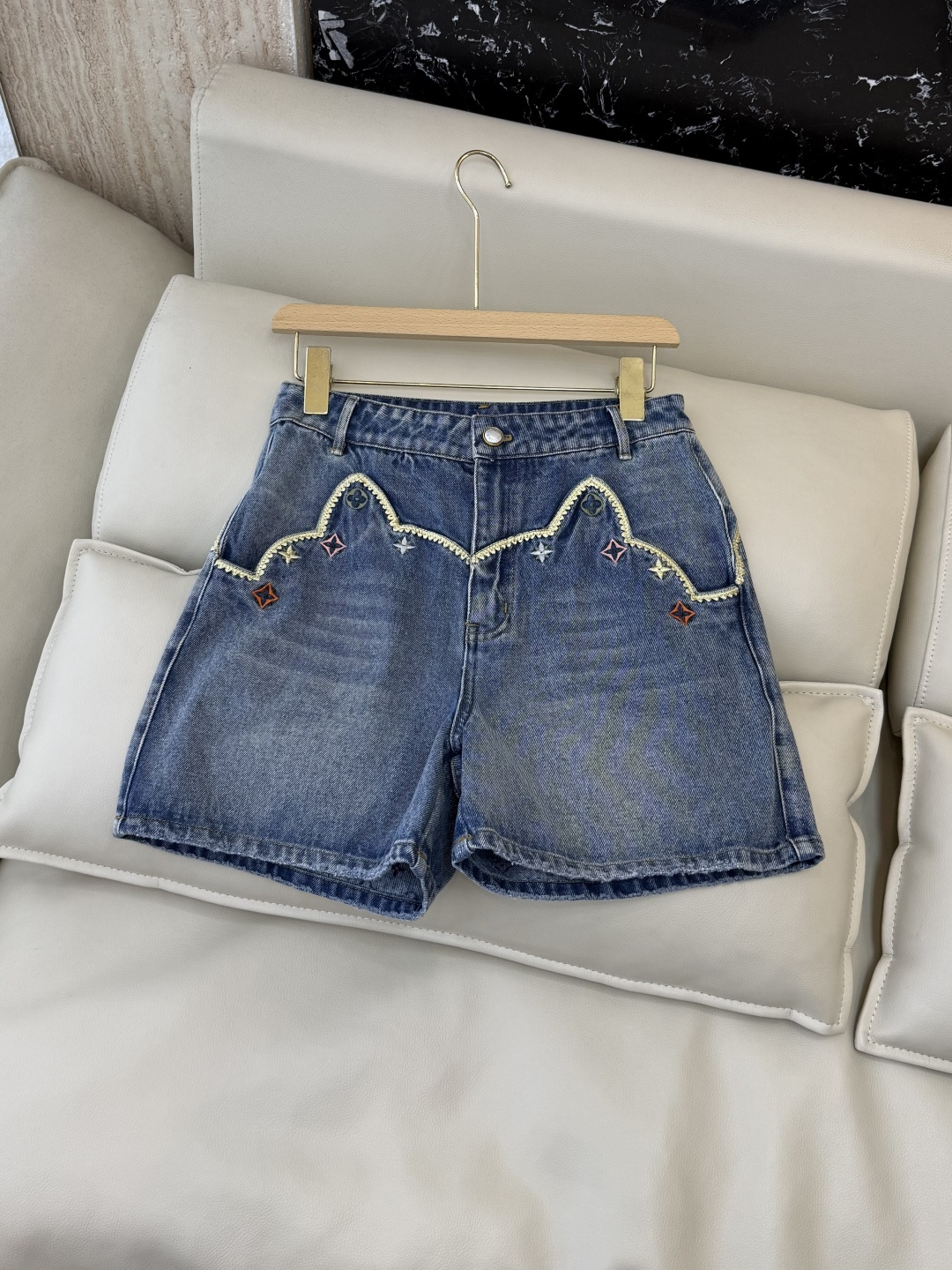 NO:857222,GU088# New Shorts P L V Heavy Embroidery Denim Shorts Blue SM L, Louis Vuitton-clothing, louis vuitton, shorts,19860909GU088#新款短裤P L V 重工刺绣 牛仔短裤 蓝色 SM L,路易威登-服装,louis vuitton,shorts,,Women's clothing