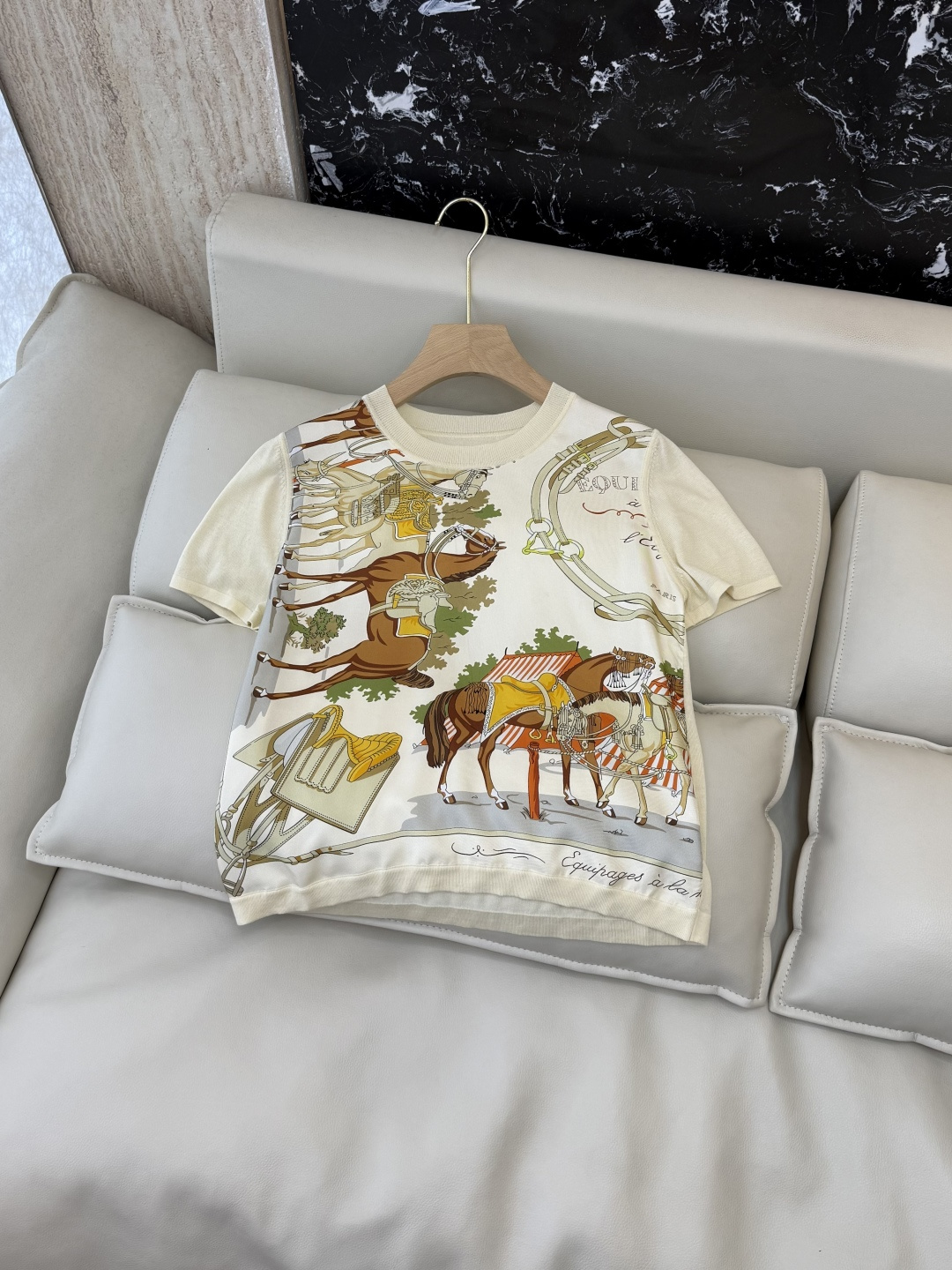 NO:857159,H326029#New Top H Home Positioning Print Silk Spliced ​​Tencel Knitted Top Short Sleeve Two Colors S-X L,Hermes-clothing,hermes,T-shirt,real silk,19860909H326029#新款上衣 H家 定位印花 真丝拼接天丝针织上衣 短袖 两色 S-X L,爱马仕-服装,hermes,T-shirt,real silk,,Women's clothing