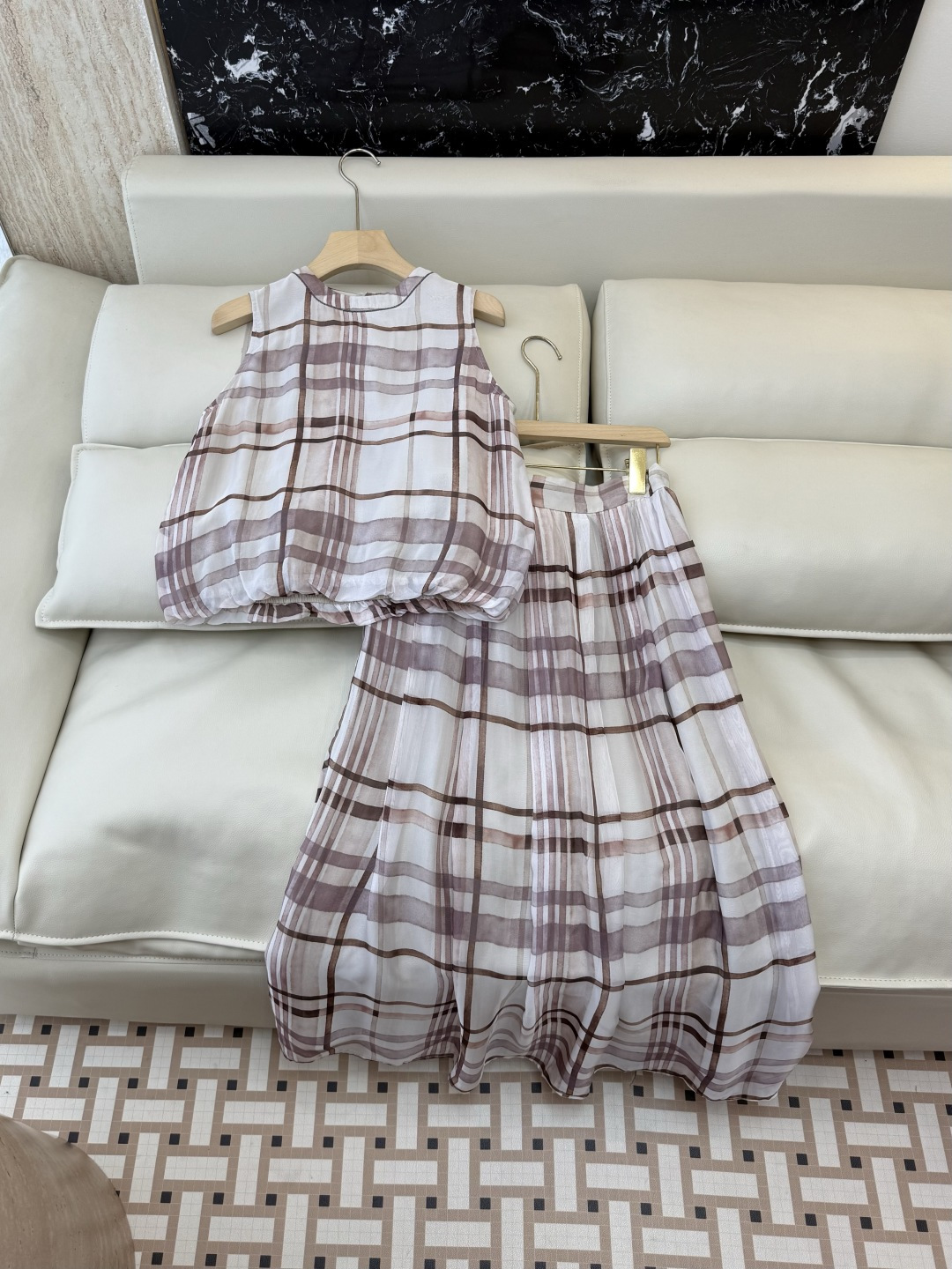 NO:861819,LZ26073# The highest version on the new market. The girl inspects the goods, trims the three marks on the threads, and delivers the goods. You can send pictures and take videos. If you want quality or service, please add me on WeChat. We will not accept urgent orders. Suit Bc 25.6 silk, plaid print, top, skirt, suit SML, women's clothing, skirts, real silk,19860909LZ26073#新市面最高版本小妹验货、修剪线头上三标、发货可发图及拍视频,要品质要服务的加我微信,不接急单.款套装 Bc 25.6 真丝 格纹印花 上衣半裙 套装 SML,女装,skirts,real silk,,Women's clothing