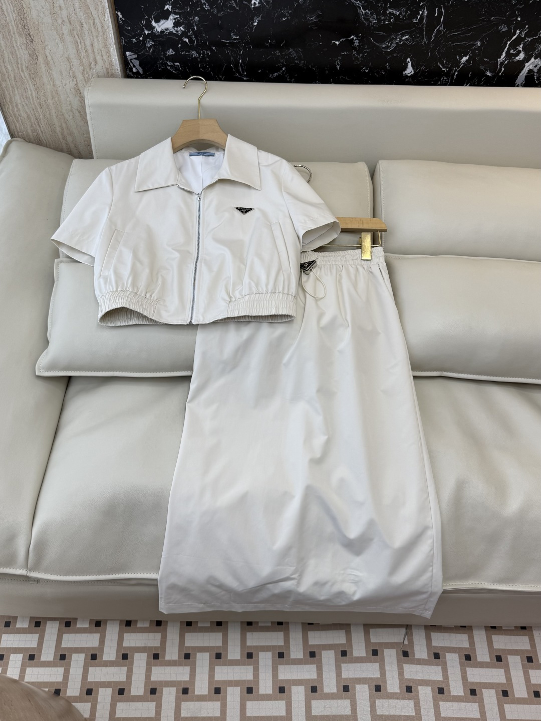NO:858843,AQ013# New suit P PR corner mark short-sleeved top long skirt suit white black SML, Prada-clothing, prada, skirts, T-shirt,19860909AQ013#新款套装P PR角标 短袖上衣长半裙 套装 白色 黑色 SML,普拉达-服装,prada,skirts,T-shirt,,Women's clothing