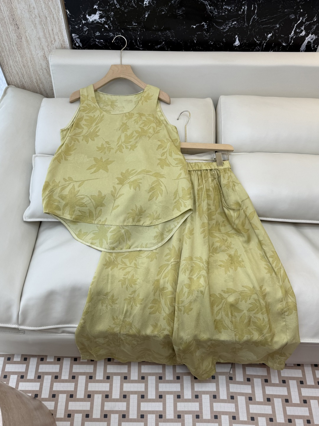 NO:864042,ZM007# The highest version on the new market. The girl inspects the goods, trims the three marks on the threads, and delivers the goods. You can send pictures and take videos. If you want quality and service, please add me on WeChat. We will not accept urgent orders. Suit 50 cupro, 50 rayon, vest top, wide-leg pants, suit, two colors SML, women's clothing,19860909ZM007#新市面最高版本小妹验货、修剪线头上三标、发货可发图及拍视频,要品质要服务的加我微信,不接急单.款套装 50 铜氨丝 50 人丝 背心上衣阔腿裤 套装 两色 SML,女装,,Women's clothing