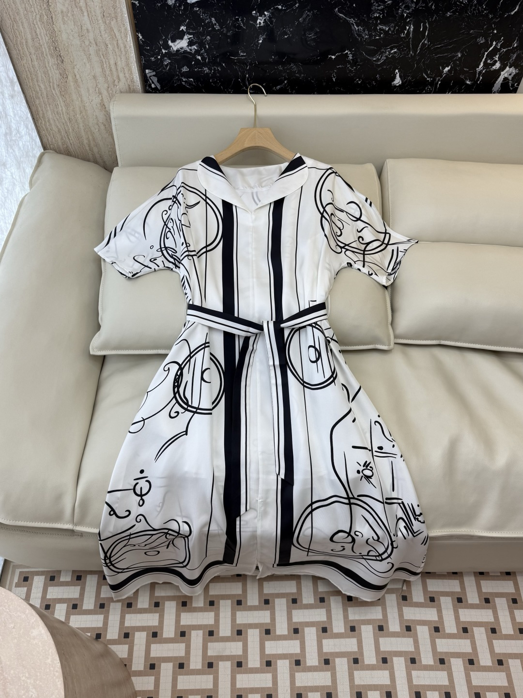NO:863996,H326032# The highest version on the new market. The girl will inspect the goods, trim the three marks on the threads, and ship the goods. You can send pictures and take videos. If you want quality and service, add me on WeChat. We will not accept urgent orders. Dress H Home Positioning Print Silk Short-sleeved Dress Three Colors S-X L, Hermès-clothing, hermes, skirts, T-shirt, real silk,19860909H326032#新市面最高版本小妹验货、修剪线头上三标、发货可发图及拍视频,要品质要服务的加我微信,不接急单.款连衣裙 H家 定位印花 真丝 短袖连衣裙 三色 S-X L,爱马仕-服装,hermes,skirts,T-shirt,real silk,,Women's clothing