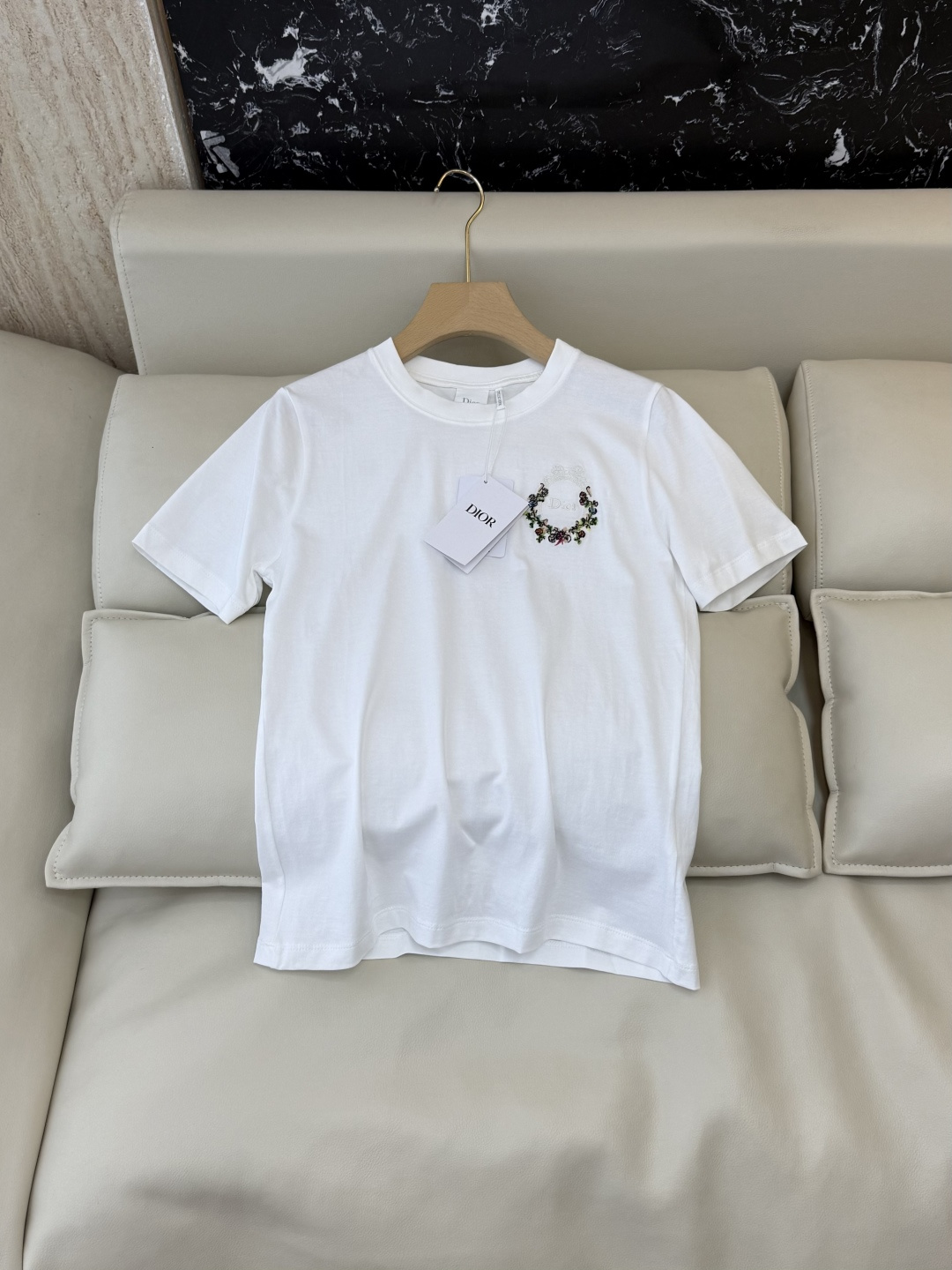 NO:867436,QG0238# New T-shirt Dior bow garland embroidery short-sleeved T-shirt black white SML, Dior-clothing, dior, dior, T-shirt, tees, t-shirt,19860909QG0238#新款T恤 Dior 蝴蝶结花环刺绣 短袖T恤 黑色 白色 SML,迪奥-服装,dior,dior,T-shirt,tees，t-shirt,,Women's clothing