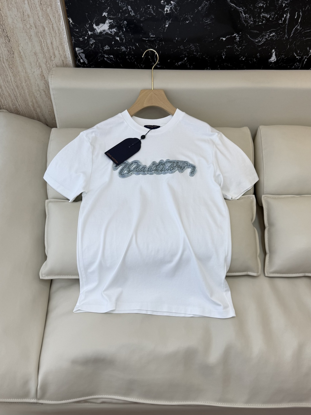 NO:867314,QG0239#New T-shirt L V embossed letters embroidery short-sleeved T-shirt white SML,Louis Vuitton-clothing,louis vuitton,T-shirt,tees,t-shirt,19860909QG0239#新款T恤 L V 浮雕字母 刺绣 短袖T恤 白色 SML,路易威登-服装,louis vuitton,T-shirt,tees，t-shirt,,Women's clothing