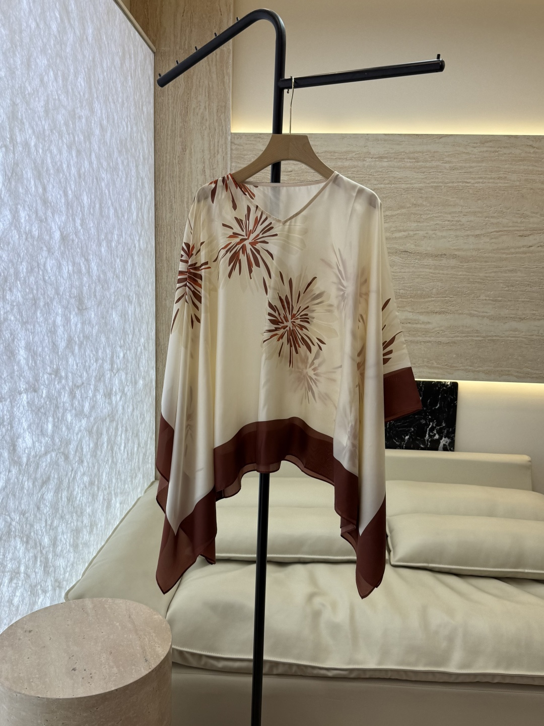 NO:867177,QD7856#New top BC top version silk printed cloak top two colors 36/38/40/42, women's clothing, real silk,19860909QD7856#新款上衣 BC 顶级版 真丝 印花 斗篷 上衣 两色 36/38/40/42,女装,real silk,,Women's clothing