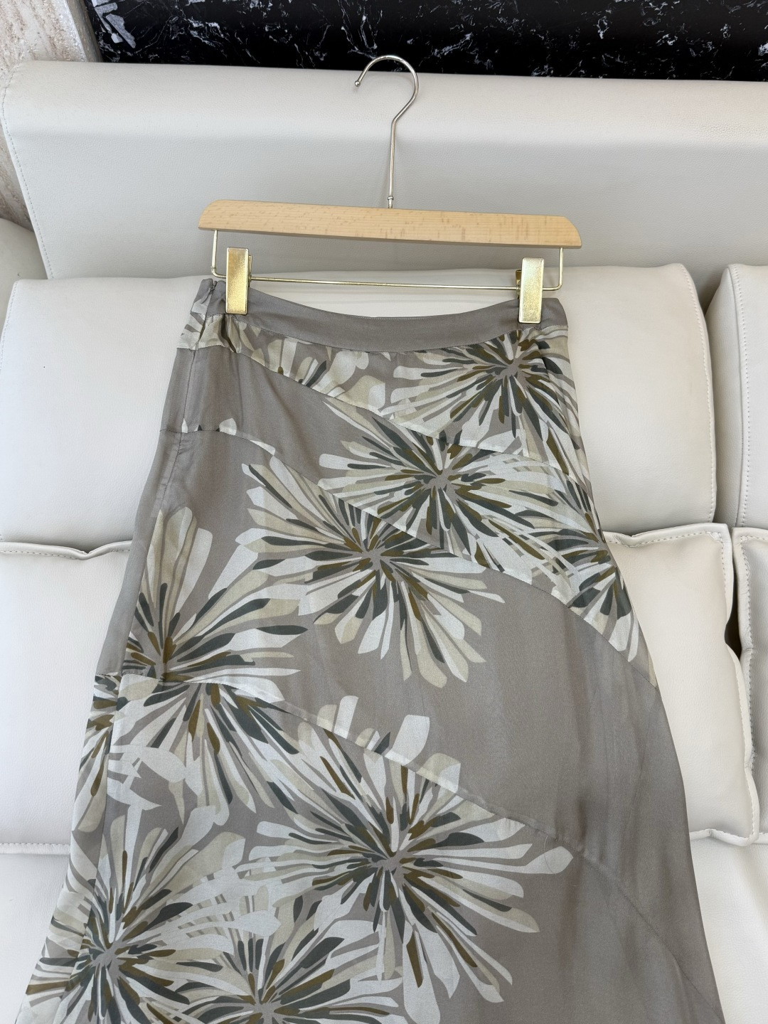 QD8100#新款半裙⚠️🌾BC 顶级版‼️100%真丝 印花 长半裙 两色 36/38/40/42