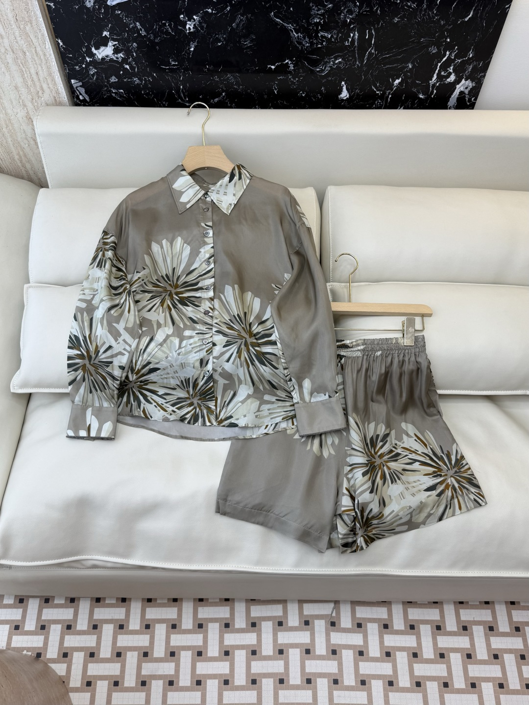 NO:867187,QD8099+8102# New set BC top version silk long-sleeved shirt top shorts printed suit two colors 36/38/40/42, women's clothing, shorts, shirts, real silk,19860909QD8099+8102#新款套装 BC 顶级版 真丝长袖衬衫上衣短裤 印花套装 两色 36/38/40/42,女装,shorts,shirts,real silk,,Women's clothing