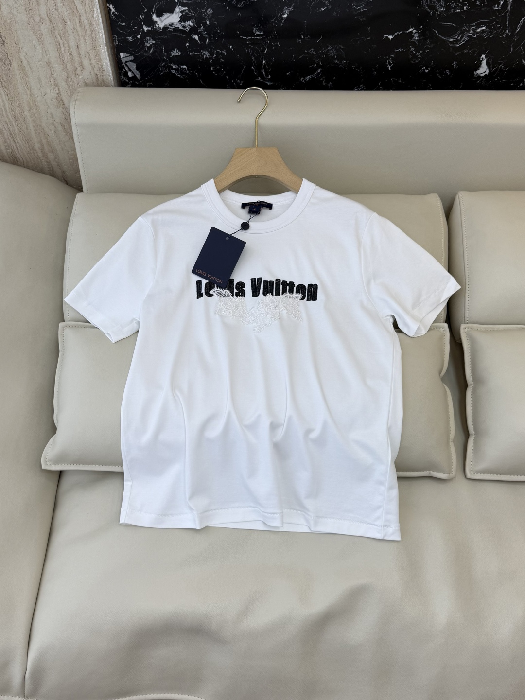 NO:867007,QG0241# New T-shirt LV three-dimensional relief embroidered letters short-sleeved T-shirt SML, Louis Vuitton-clothing, louis vuitton, louis vuitton, T-shirt, tees, t-shirt,19860909QG0241#新款T恤 LV 立体浮雕 刺绣字母 短袖T恤 SML,路易威登-服装,louis vuitton,louis vuitton,T-shirt,tees，t-shirt,,Women's clothing