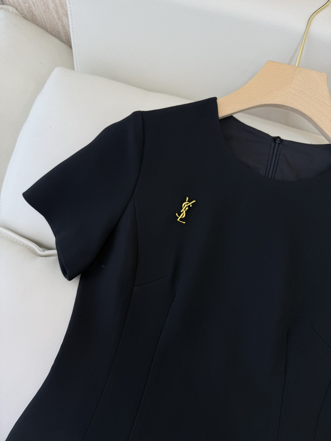 XZ0166#新款连衣裙⚠️🌾YSL 短袖 72%醋酸修身 连衣裙  黑色 白色 SMLXL
