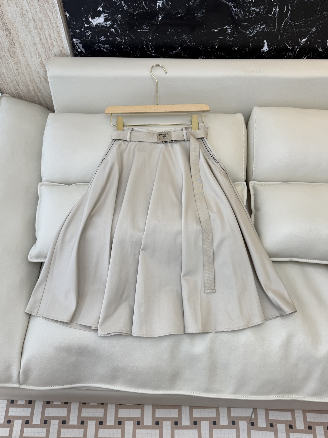 NO:866942,AW0104# New skirt factory P PR with belt versatile skirt black apricot SML, Prada-clothing, prada, skirts,19860909AW0104#新款半裙工厂P PR 配腰带 百搭半裙 黑色 杏色 SML,普拉达-服装,prada,skirts,,Women's clothing