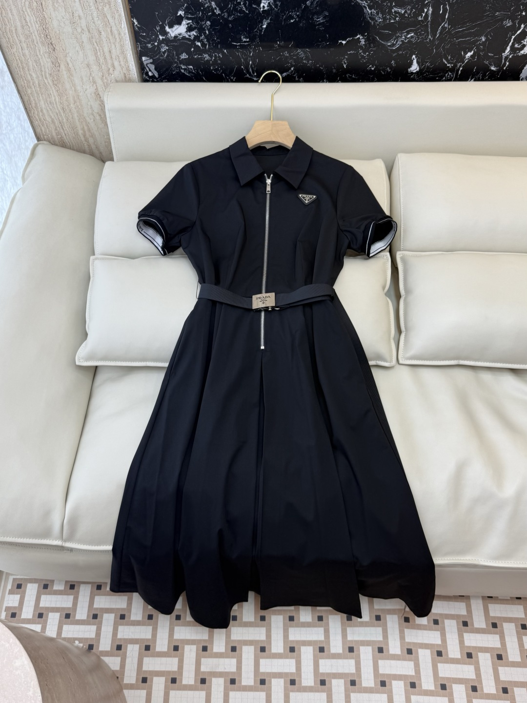 AW0102#新款连衣裙⚠️工厂特批‼️Prada 三角标 拉链款配腰带 短袖连衣裙 两色 ＳＭＬ