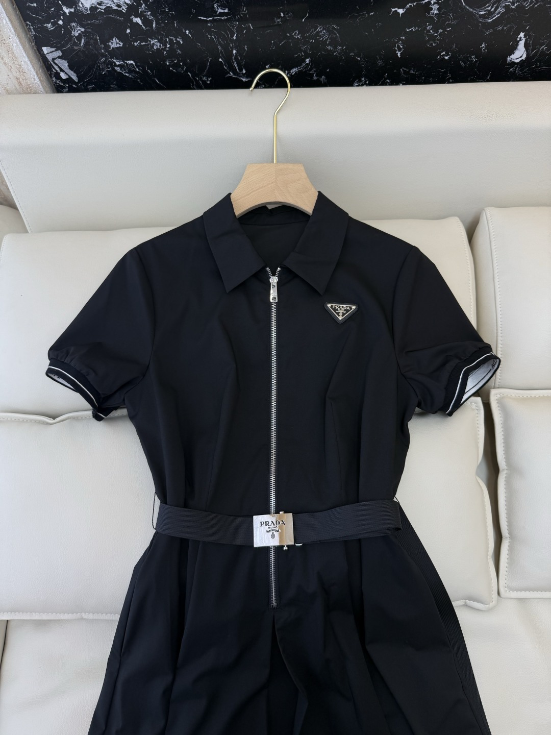 AW0102#新款连衣裙⚠️工厂特批‼️Prada 三角标 拉链款配腰带 短袖连衣裙 两色 ＳＭＬ