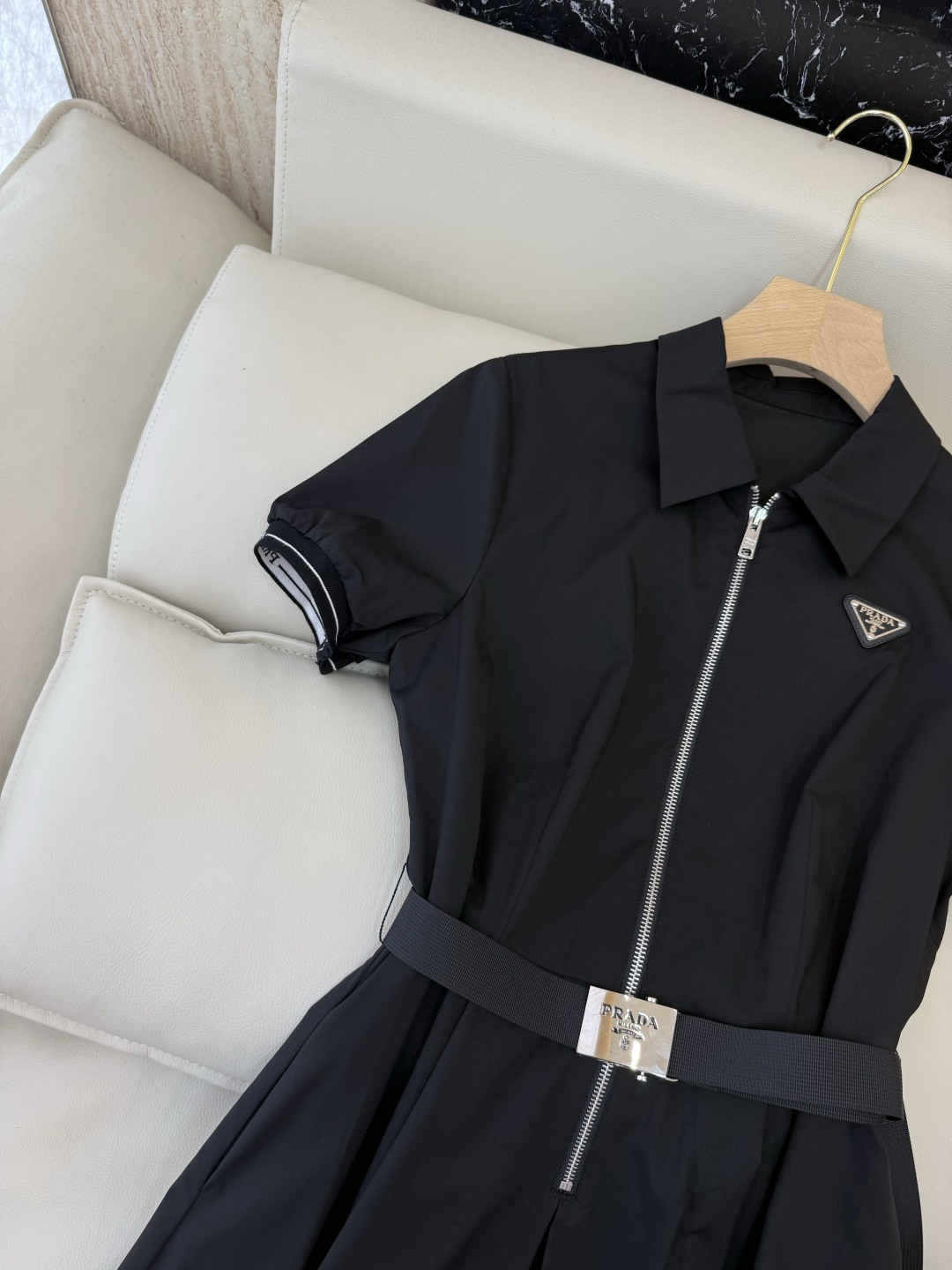 AW0102#新款连衣裙⚠️工厂特批‼️Prada 三角标 拉链款配腰带 短袖连衣裙 两色 ＳＭＬ