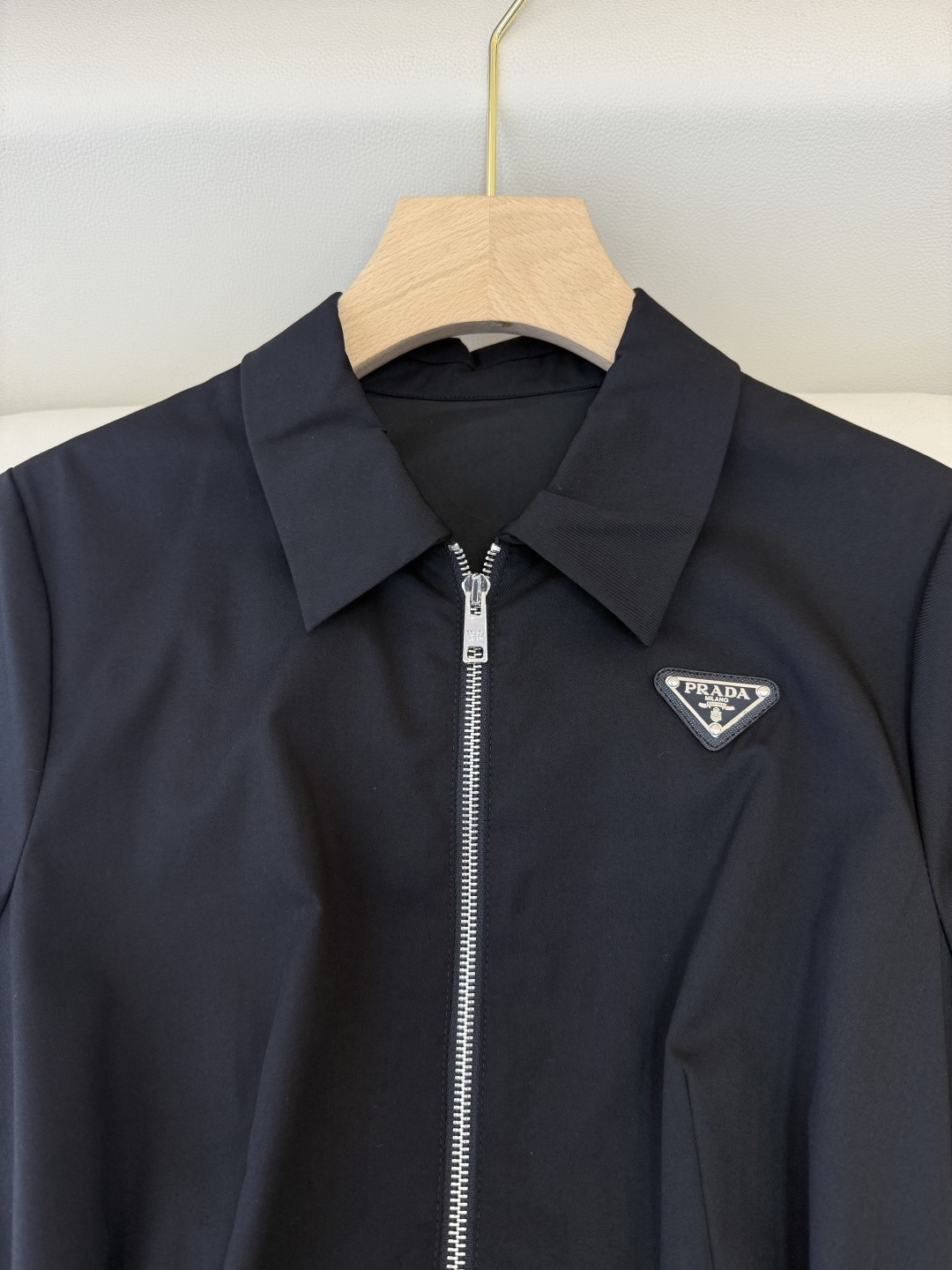 AW0102#新款连衣裙⚠️工厂特批‼️Prada 三角标 拉链款配腰带 短袖连衣裙 两色 ＳＭＬ