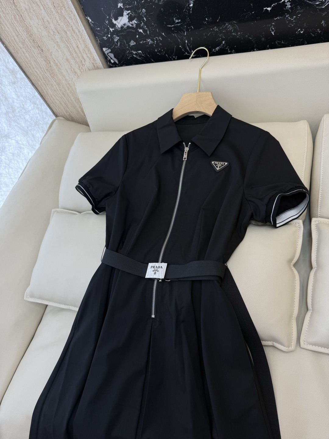 AW0102#新款连衣裙⚠️工厂特批‼️Prada 三角标 拉链款配腰带 短袖连衣裙 两色 ＳＭＬ