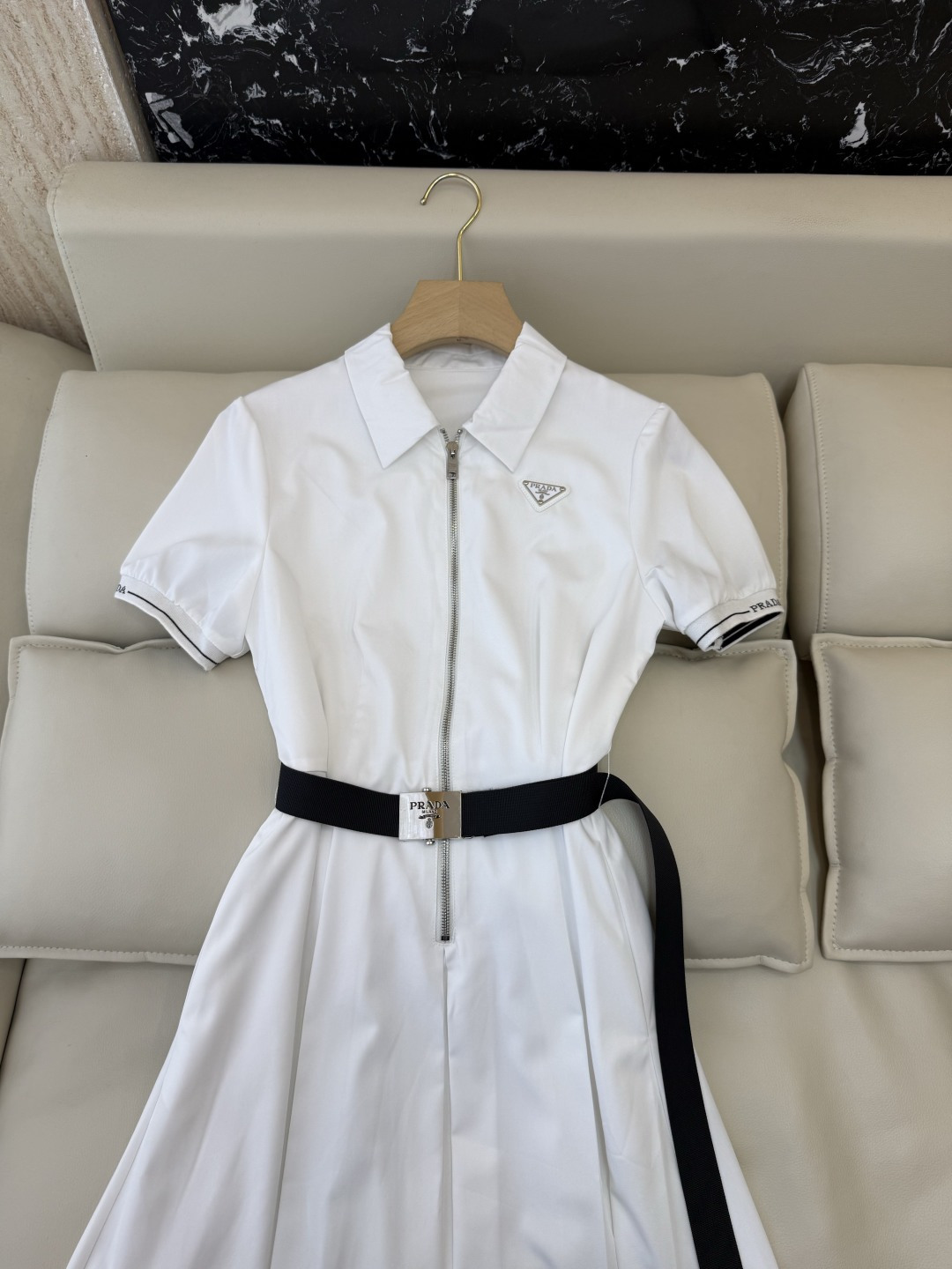 AW0102#新款连衣裙⚠️工厂特批‼️Prada 三角标 拉链款配腰带 短袖连衣裙 两色 ＳＭＬ