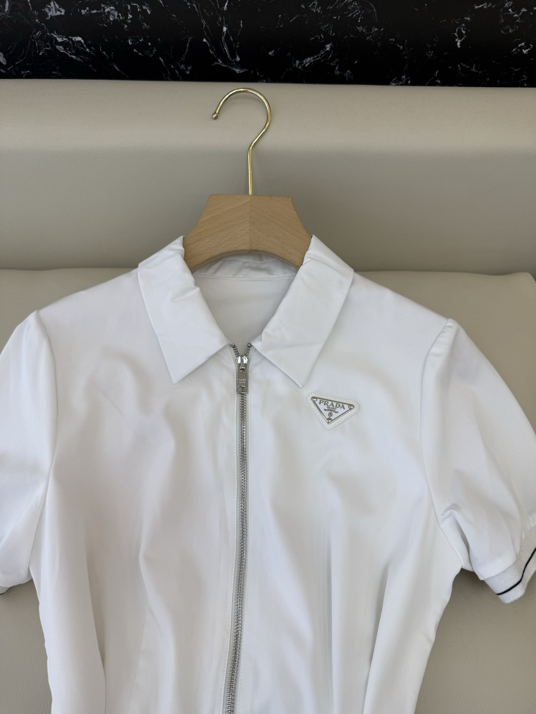 AW0102#新款连衣裙⚠️工厂特批‼️Prada 三角标 拉链款配腰带 短袖连衣裙 两色 ＳＭＬ