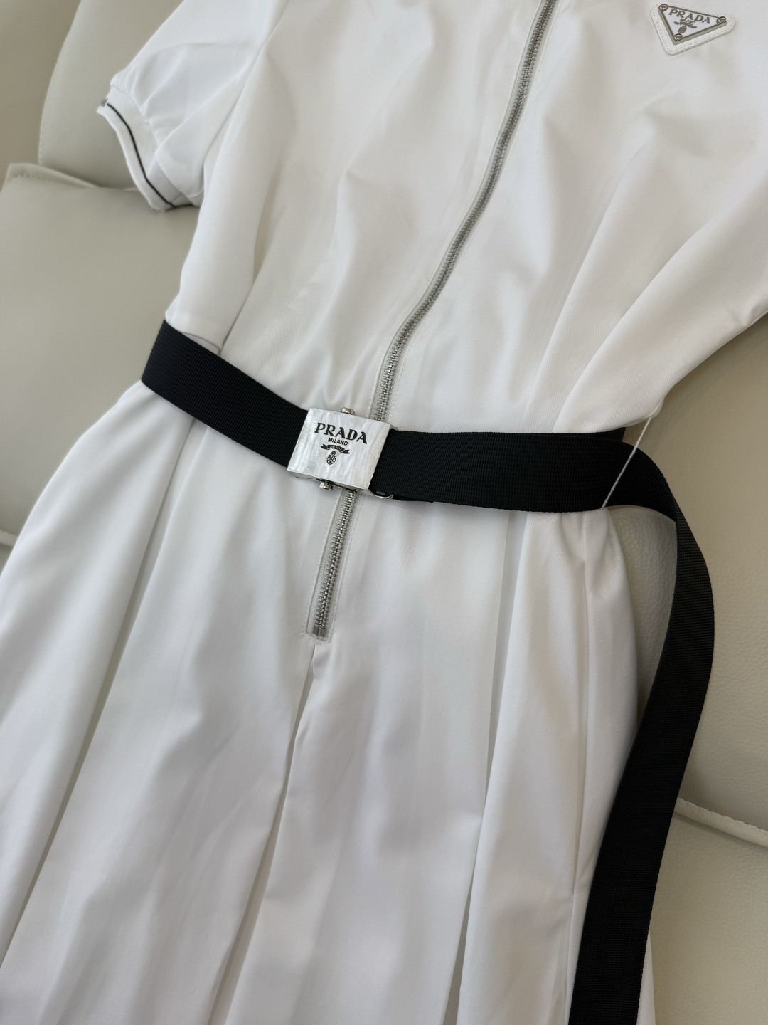 AW0102#新款连衣裙⚠️工厂特批‼️Prada 三角标 拉链款配腰带 短袖连衣裙 两色 ＳＭＬ