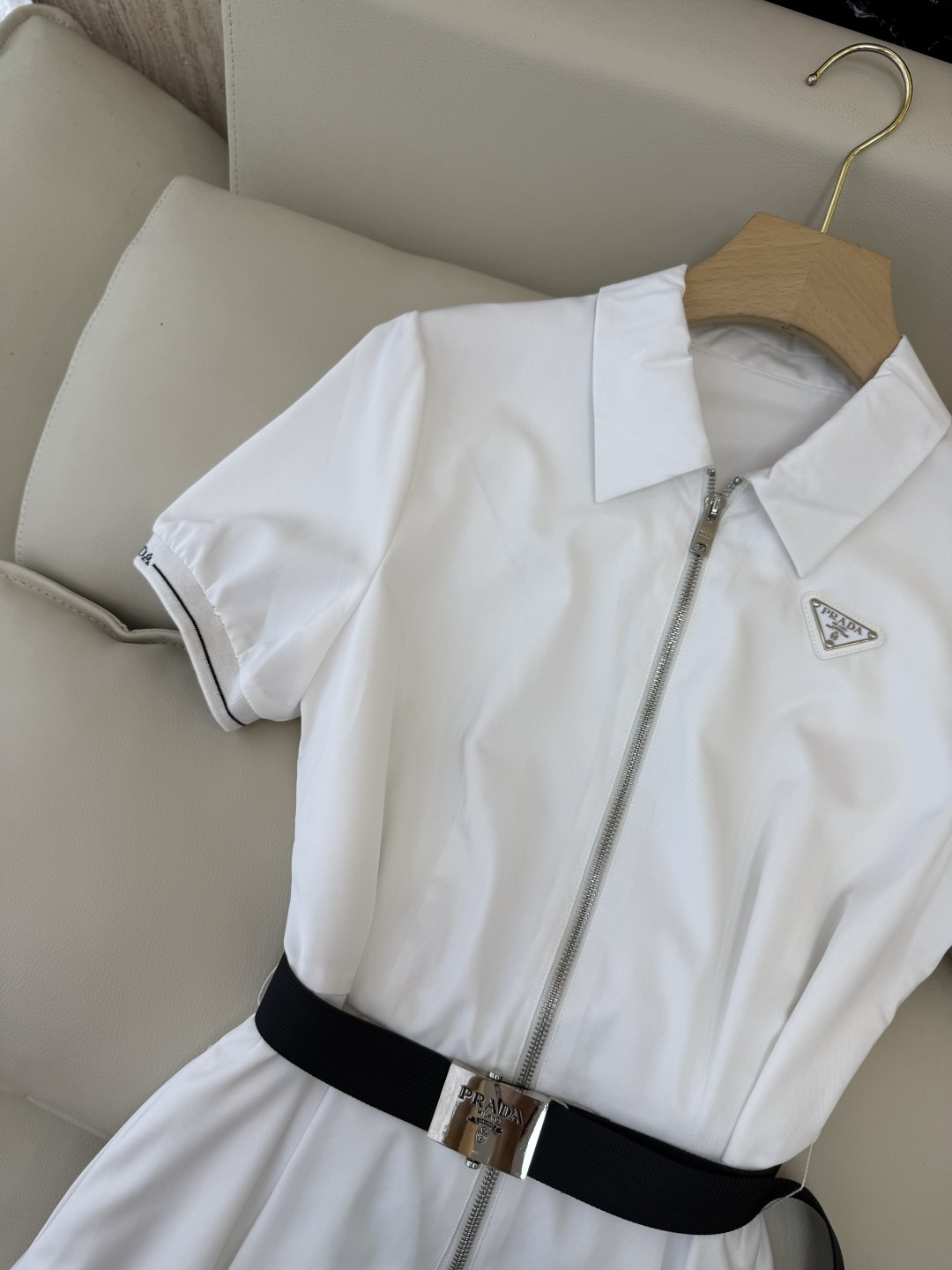 AW0102#新款连衣裙⚠️工厂特批‼️Prada 三角标 拉链款配腰带 短袖连衣裙 两色 ＳＭＬ