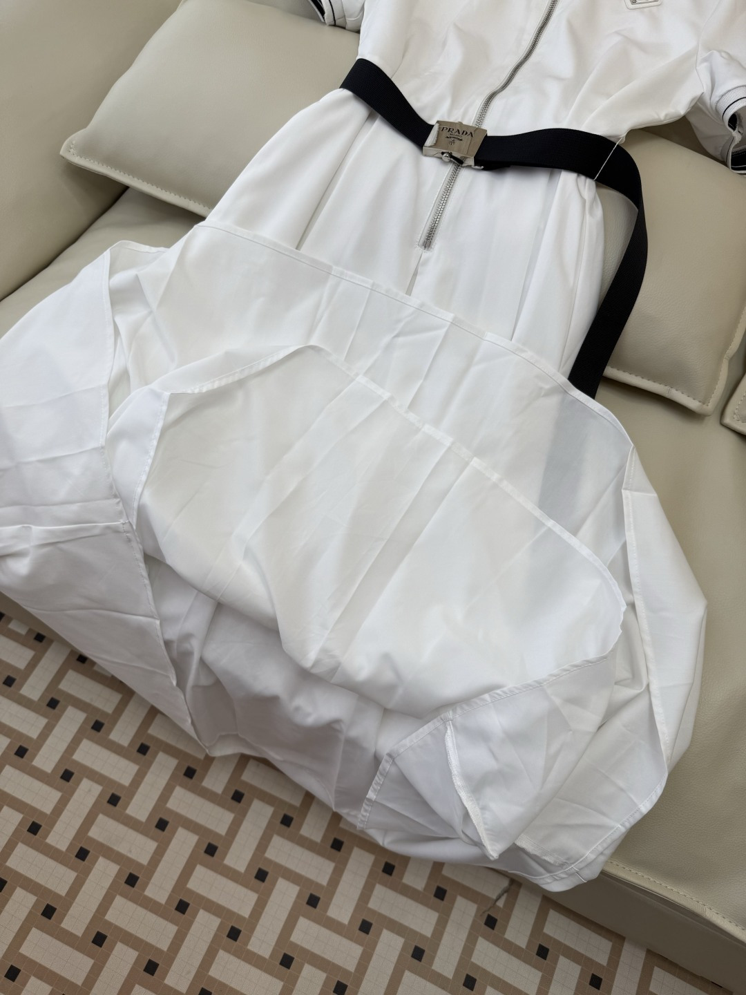 AW0102#新款连衣裙⚠️工厂特批‼️Prada 三角标 拉链款配腰带 短袖连衣裙 两色 ＳＭＬ