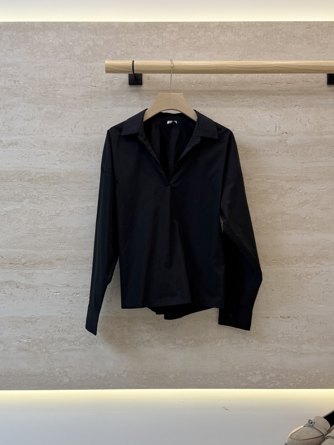 NO:888857,FW022#New top factory P TOTEME minimalist style V-neck long-sleeved shirt top black 34/36/38, women's clothing, shirts,19860909FW022#新款上衣工厂P TOTEME 极简风 V领长袖衬衫 上衣 黑色 34/36/38,女装,shirts,,Women's clothing