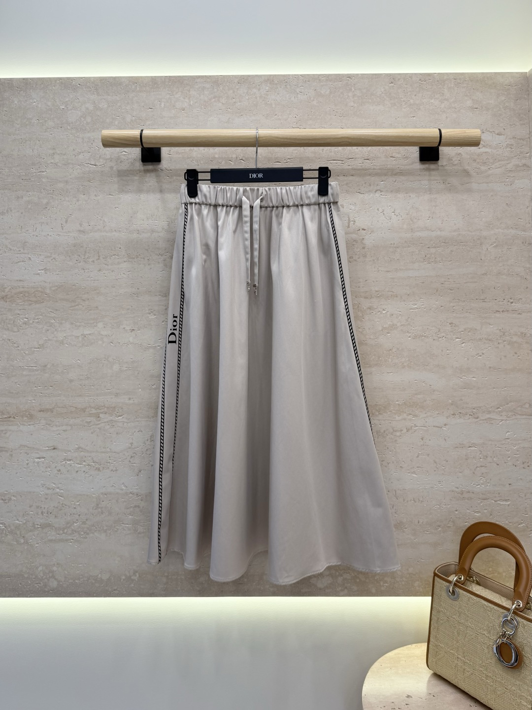 NO:893802,AW0105# New Skirt Factory Dior Drawstring Design Elastic Waist Versatile Skirt Black Apricot SML,,dior,skirts,19860909AW0105#新款半裙工厂 Dior 抽绳设计松紧腰 百搭半裙 黑色 杏色 SML,,dior,skirts,,Women's clothing