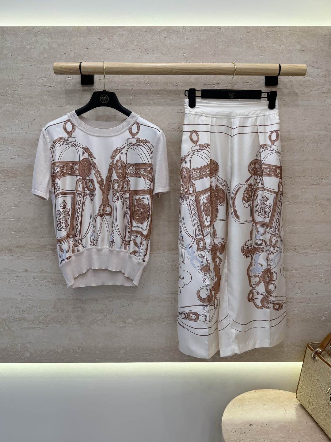NO:892740,H32603435# New style suit tops and pants H home positioning printing silk splicing Tencel knitted tops silk printed pants suit tops S-XXL pants S-XL, Hermès-clothing, hermes, real silk,19860909H32603435#新款套装 上衣裤子 H家 定位印花 真丝拼接天丝针织上衣真丝印花裤套装 上衣S-XXL 裤子S-XL,爱马仕-服装,hermes,real silk,,Women's clothing