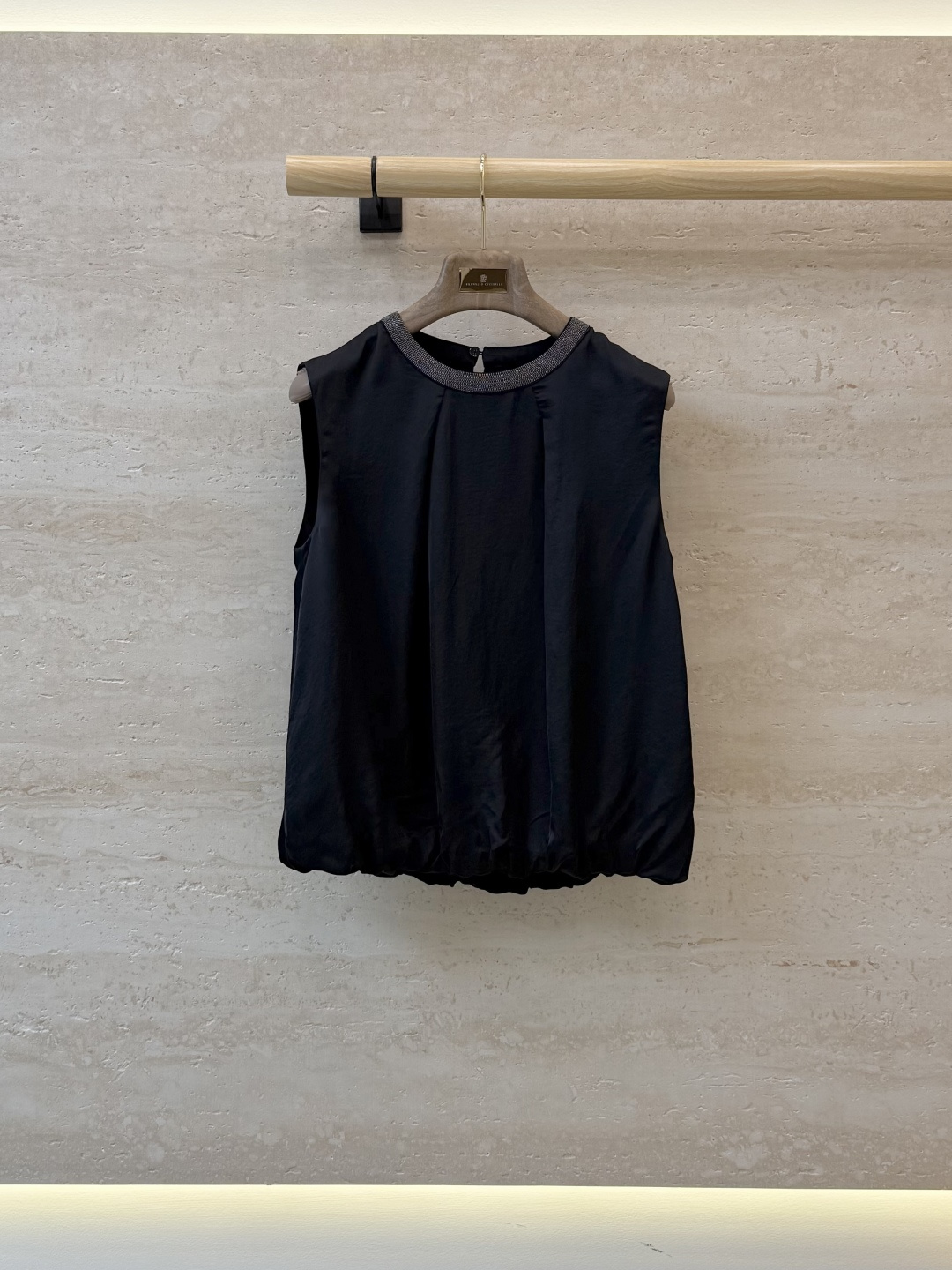 NO:893790,LLS008# New Top BC Heavy Industry Chain Collar 16 Acetate 11 Silk Sleeveless Top Black Apricot SMLXL,,real silk,19860909LLS008#新款上衣 BC 重工链条领 16 醋酸 11 真丝 无袖上衣 黑色 杏色 SMLXL,,real silk,,Women's clothing