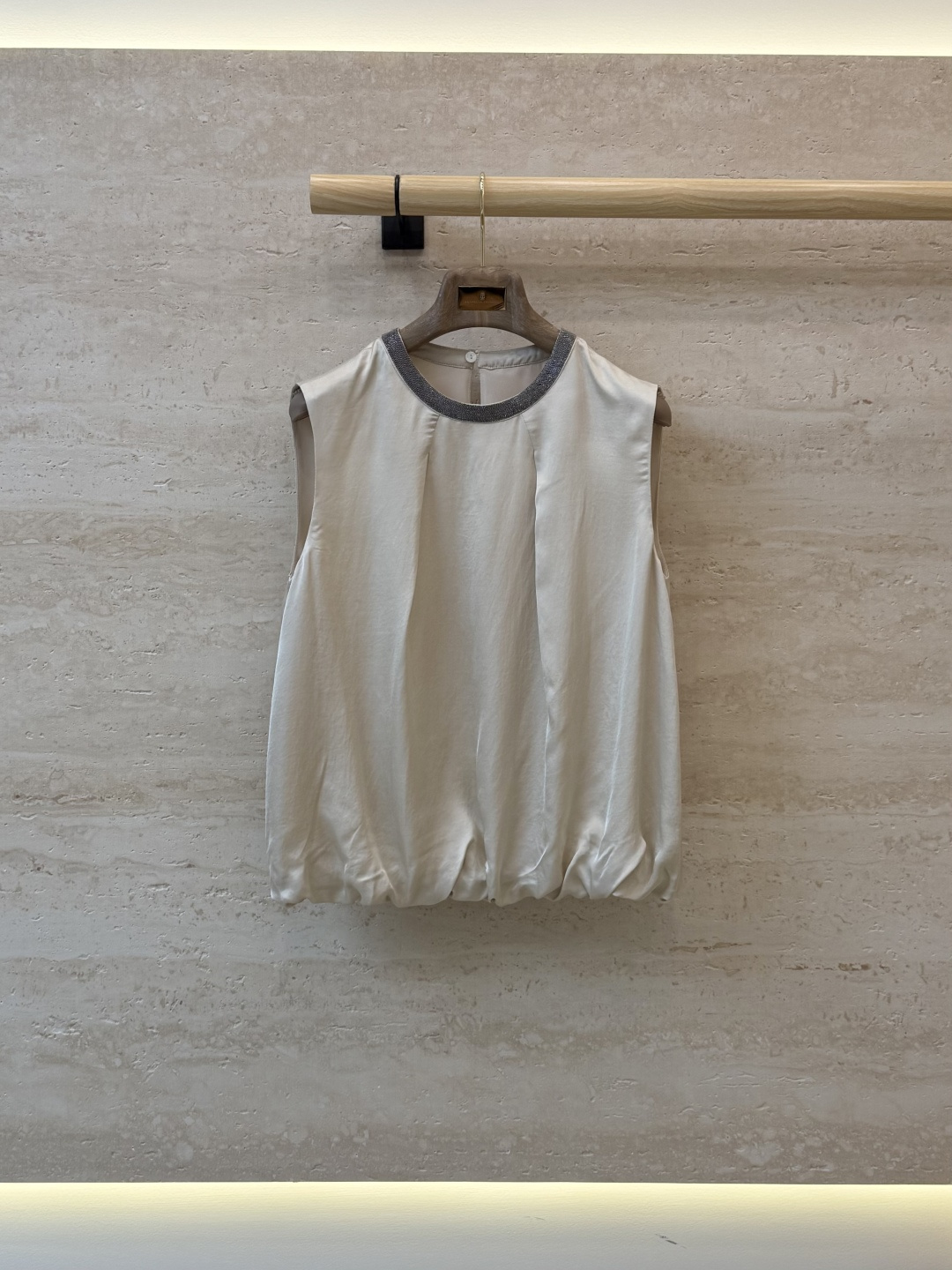 NO:892759,LLS008# new top BC heavy chain collar 16 acetate 11 silk sleeveless top black apricot SMLXL, women's clothing, real silk,19860909LLS008#新款上衣 BC 重工链条领 16 醋酸 11 真丝 无袖上衣 黑色 杏色 SMLXL,女装,real silk,,Women's clothing