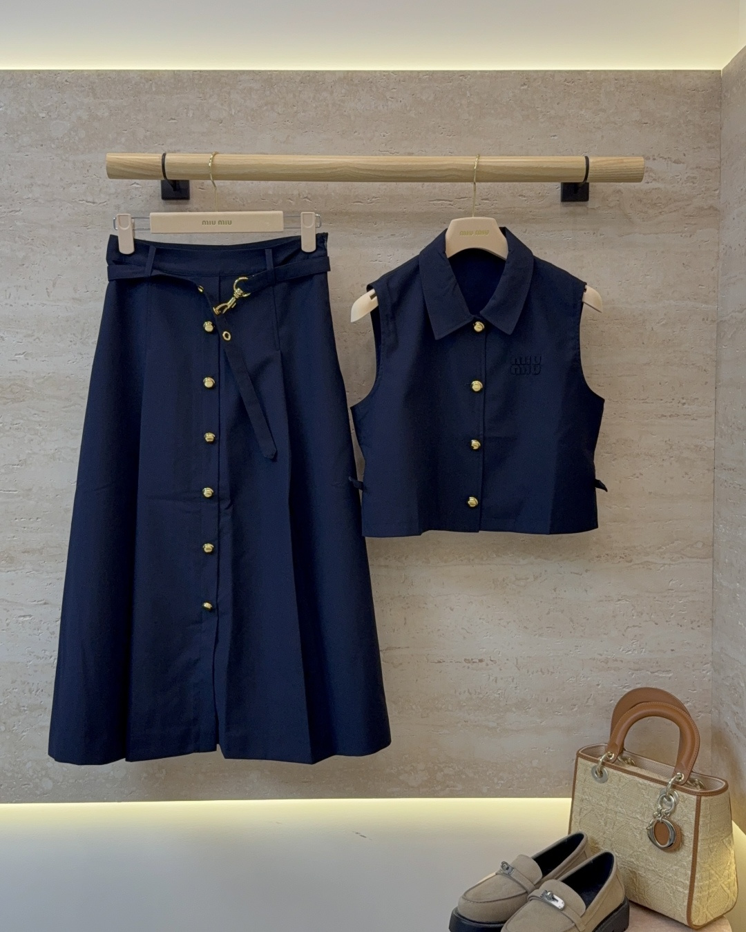 NO:892765,AW0110# New suit factory P Miu gold button sleeveless top long skirt suit dark blue apricot SML, Miu Miu-clothing, miumiu, skirts,19860909AW0110#新款套装工厂P Miu 家金色扣子 无袖上衣长半裙 套装深蓝色 杏色 SML,缪缪-服装,miumiu,skirts,,Women's clothing