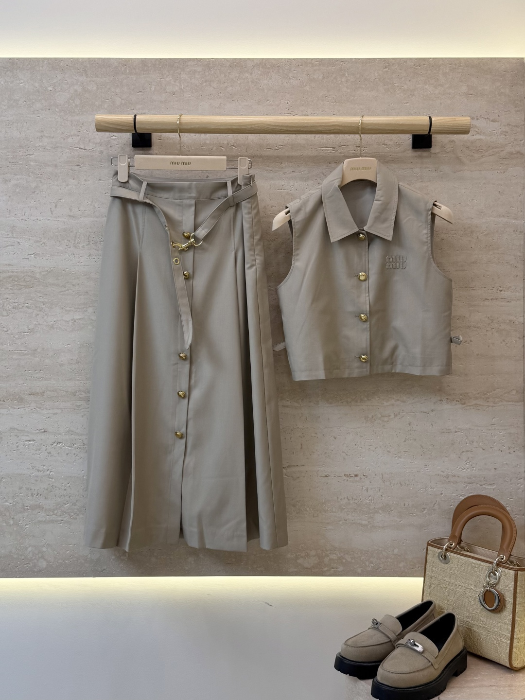 NO:892737,AW0110# New suit factory P Miu gold button sleeveless top long skirt suit dark blue apricot SML, Miu Miu-clothing, miumiu, skirts,19860909AW0110#新款套装工厂P Miu 家金色扣子 无袖上衣长半裙 套装深蓝色 杏色 SML,缪缪-服装,miumiu,skirts,,Women's clothing