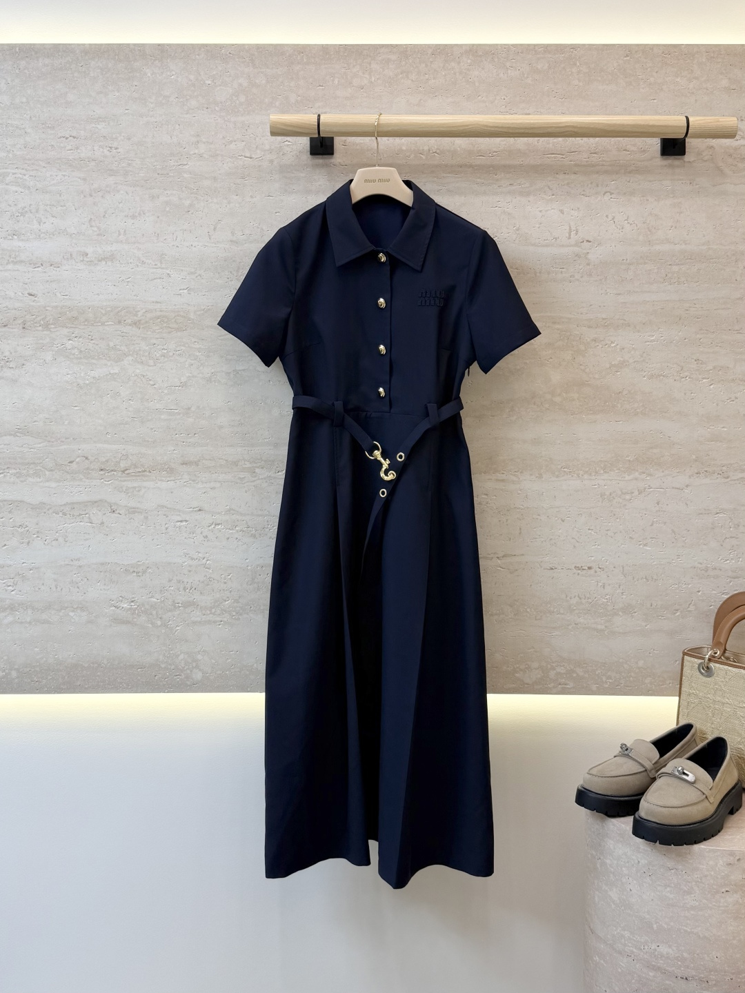 NO:893797,AW0108#New dress factory Miu gold button short-sleeved slim dress dark blue apricot SML,,miumiu,skirts,T-shirt,19860909AW0108#新款连衣裙工厂 Miu 家金色扣子 短袖修身连衣裙 深蓝色 杏色 SML,,miumiu,skirts,T-shirt,,Women's clothing