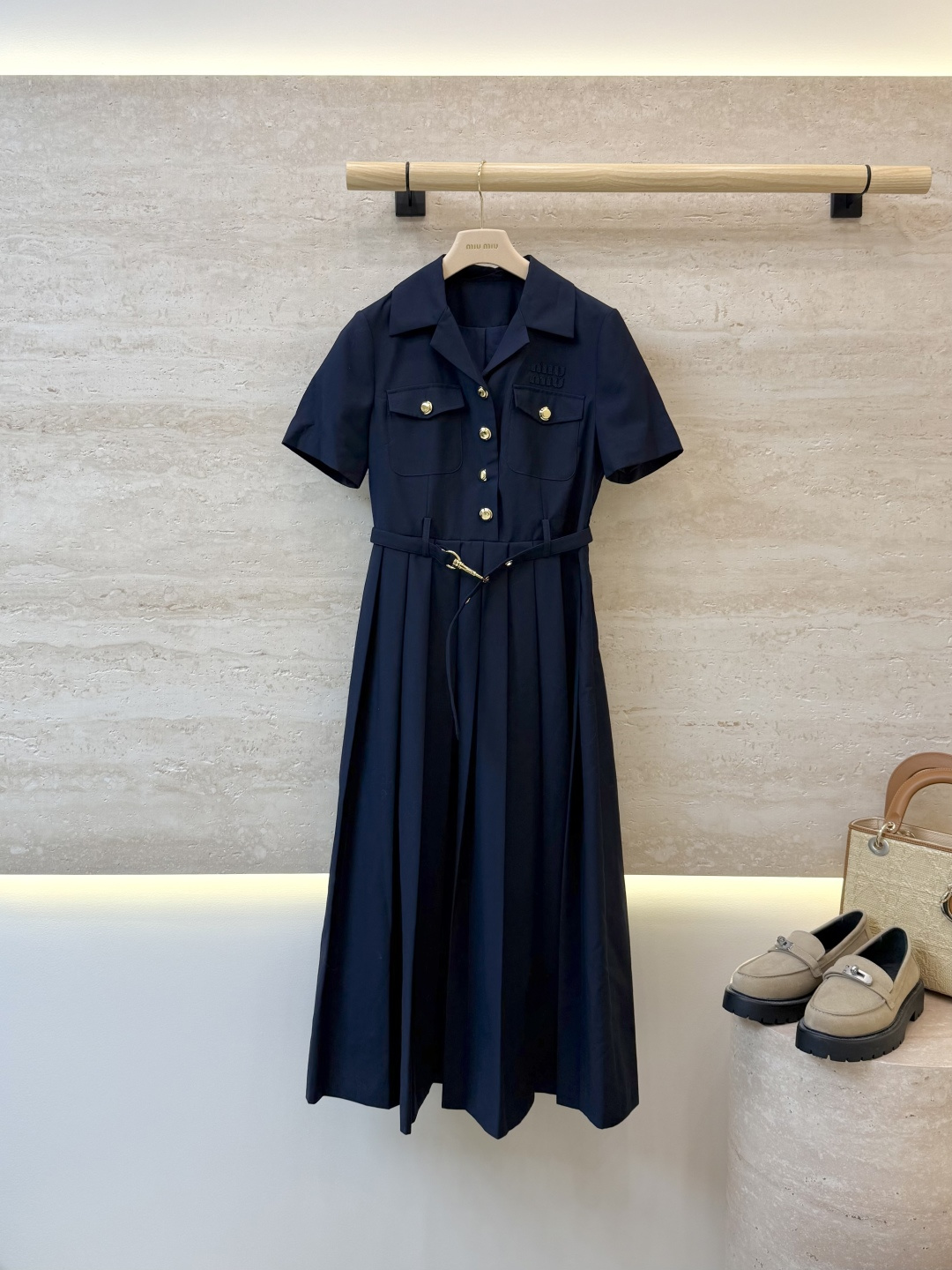 NO:893795,AW0109#New dress factory Miu gold button short-sleeved pleated dress dark blue apricot SML,,miumiu,skirts,T-shirt,19860909AW0109#新款连衣裙工厂 Miu 家金色扣子 短袖压褶连衣裙 深蓝色 杏色 SML,,miumiu,skirts,T-shirt,,Women's clothing