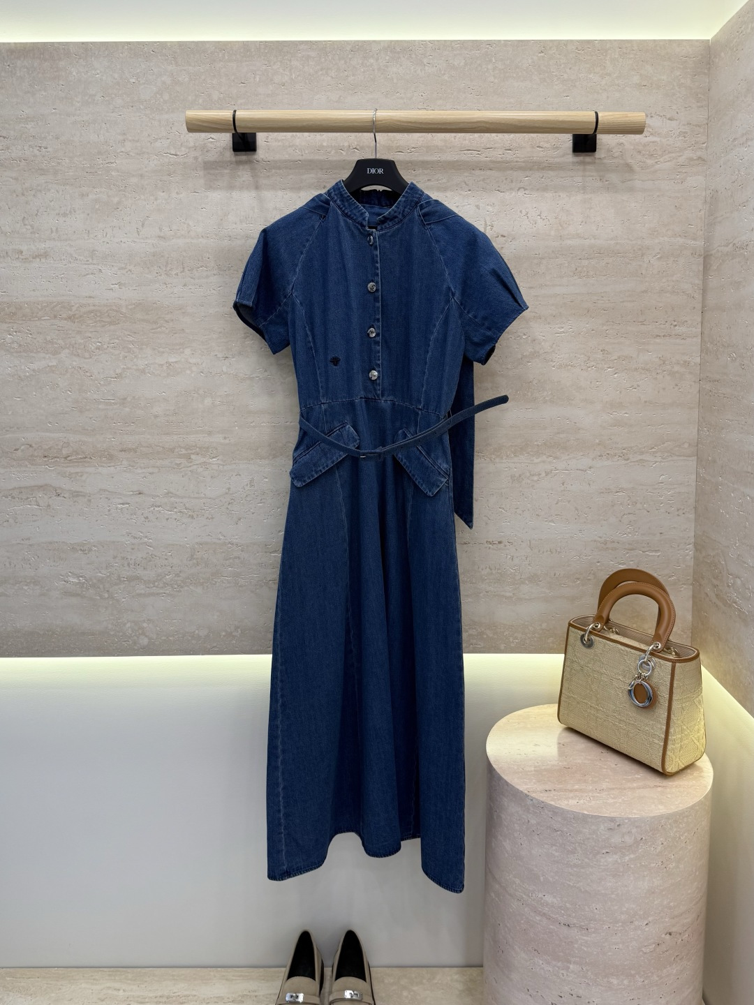 NO:893799,AW0107#New dress factory Dior embroidered bee short-sleeved slim denim dress dark blue light color SML,,dior,skirts,T-shirt,19860909AW0107#新款连衣裙工厂 Dior 刺绣小蜜蜂 短袖修身牛仔连衣裙 深蓝色 浅色 SML,,dior,skirts,T-shirt,,Women's clothing