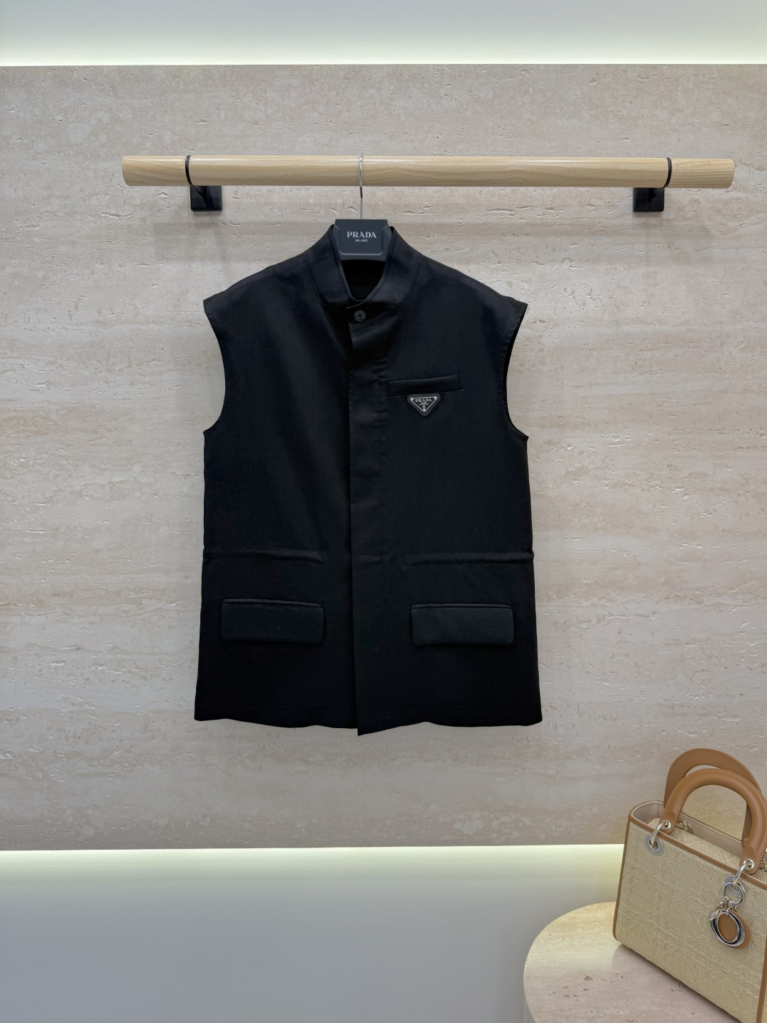 NO:893794,CX0240# New vest factory PR triangle logo sleeveless letters dark pattern inside 50 linen 50 tencel vest white black SML,,19860909CX0240#新款马甲工厂 PR三角标 无袖 内里字母暗纹 50亚麻 50天丝 马甲 白色 黑色 ＳＭＬ,,,Women's clothing
