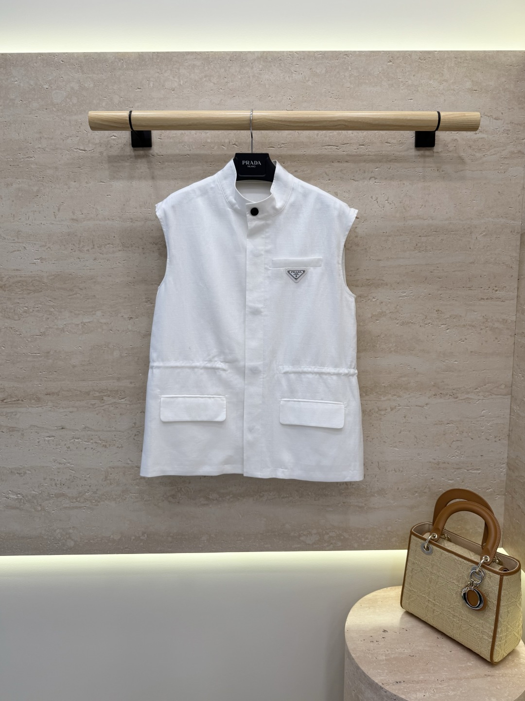 NO:892748,CX0240# New style vest factory P PR triangle logo sleeveless letters dark pattern inside 50 linen 50 tencel vest white black SML, Prada-clothing, prada,19860909CX0240#新款马甲工厂P PR三角标 无袖 内里字母暗纹 50亚麻 50天丝 马甲 白色 黑色 ＳＭＬ,普拉达-服装,prada,,Women's clothing