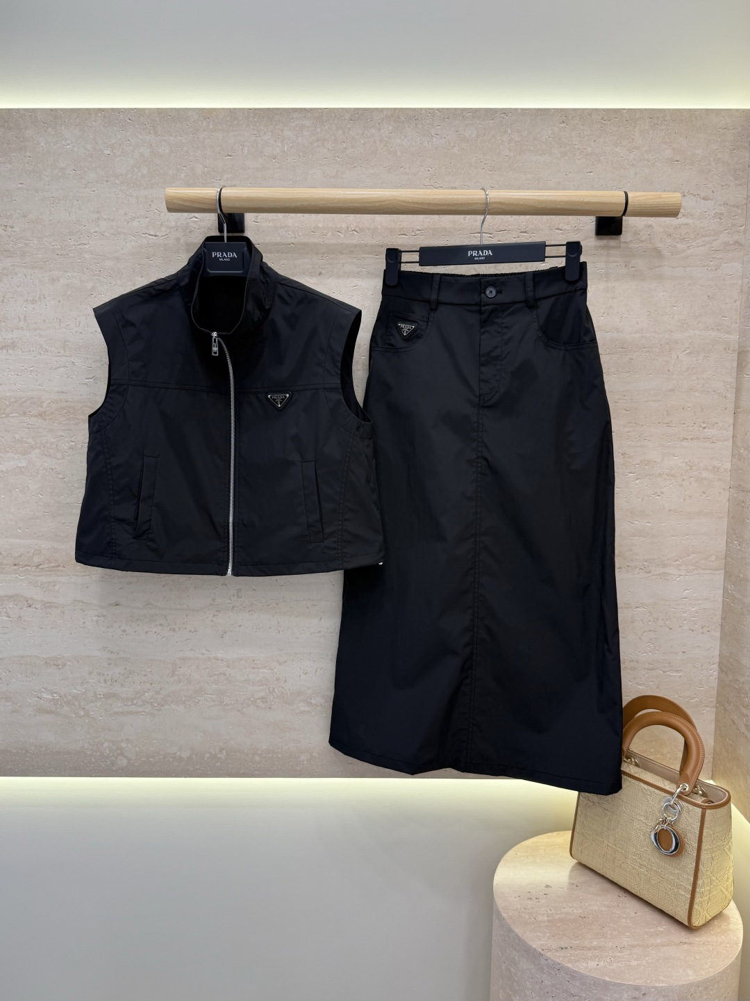 NO:893793,CX0241# New suit factory P PR triangle logo zipper vest long skirt suit black white SML,,skirts,19860909CX0241#新款套装工厂P PR三角标 拉链马甲长半裙 套装 黑色 白色 SML,,skirts,,Women's clothing
