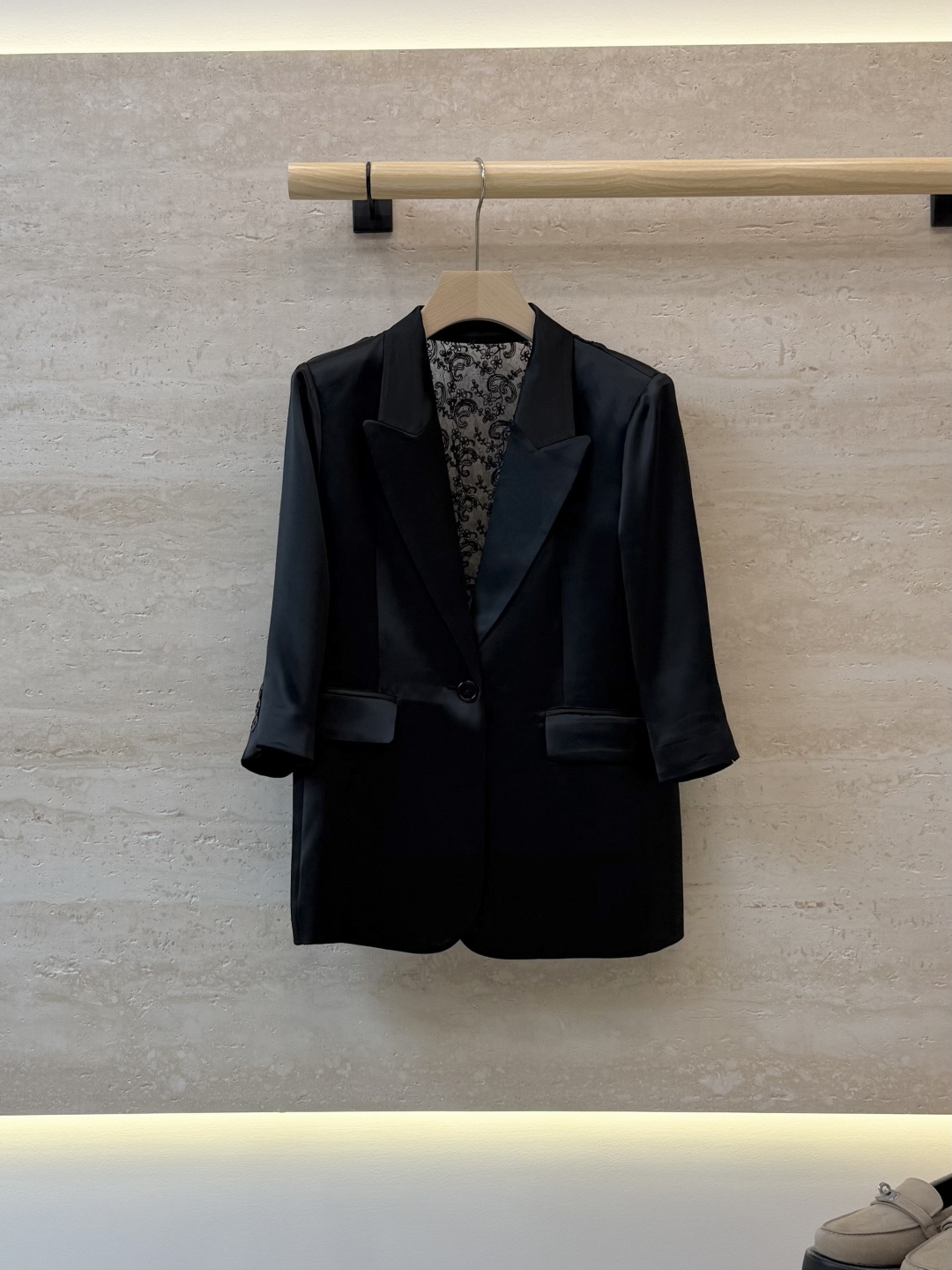 NO:923727,XZ0173# New coat YSL lace embroidered hollow three-quarter sleeves acetate coat black white SMLXL,,saint laurent,jackets & coats,19860909XZ0173#新款外套 YSL 蕾丝绣花镂空 七分袖 醋酸 外套 黑色 白色 SMLXL,,saint laurent,jackets & coats,,Women's clothing