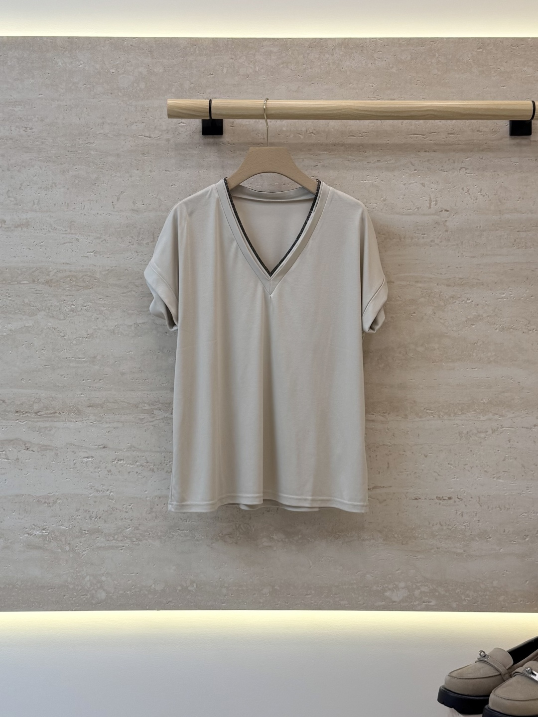 NO:910355,LLS010#New T-shirt l BC latest model chain V-neck short-sleeved T-shirt apricot white SMLXL,,T-shirt,tees,t-shirt,19860909LLS010#新款T恤l BC 最新款 链条 V领 短袖T恤 杏色 白色 SMLXL,,T-shirt,tees，t-shirt,,Women's clothing