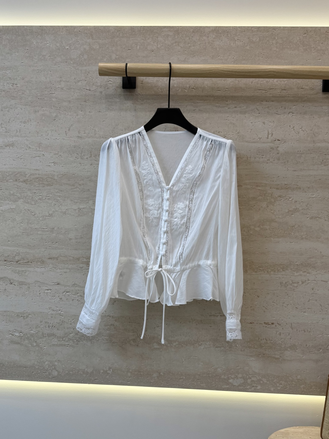 NO:926025,LH7277# New shirt factory V-neck long-sleeved embroidered shirt SML,,shirts,19860909LH7277#新款衬衫工厂 V领 长袖绣花衬衫 ＳＭＬ,,shirts,,Women's clothing