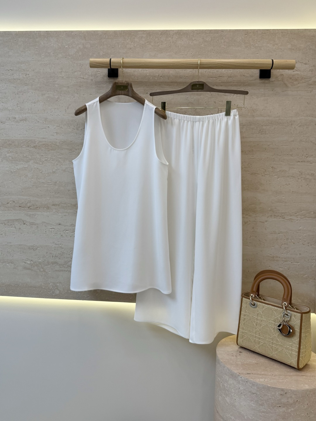 NO:932133,LZ26082# New Suit Minimalist Style 72 Acetate Sleeveless Top Nine-Point Pants Suit Black White SML, Women's Clothing,19860909LZ26082#新款套装 极简风 72 醋酸 无袖上衣 九分裤套装 黑色 白色 ＳＭＬ,女装,,Women's clothing
