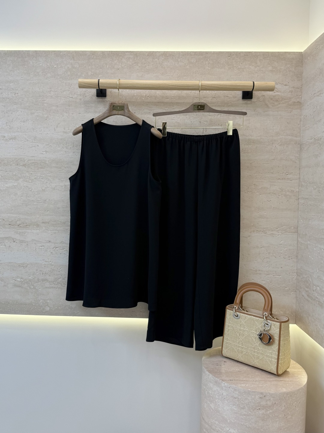 NO:932120,LZ26082# New Suit Minimalist Style 72 Acetate Sleeveless Top Nine-Point Pants Suit Black White SML,,19860909LZ26082#新款套装 极简风 72 醋酸 无袖上衣 九分裤套装 黑色 白色 ＳＭＬ,,,Women's clothing